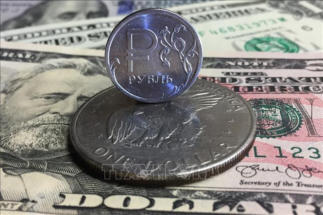 Đồng tiền xu ruble của Nga và đồng đôla Mỹ. Ảnh: AFP/TTXVN