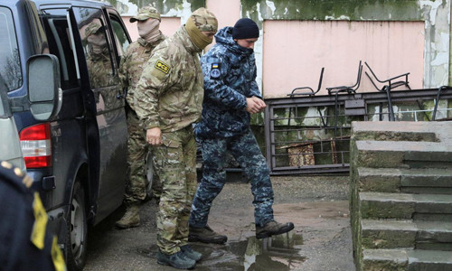 Một thủy thủ Ukraine (phải) bị áp giải tới tòa án thành phố Simferopol, Crimea, Nga hôm nay. Ảnh: Reuters.