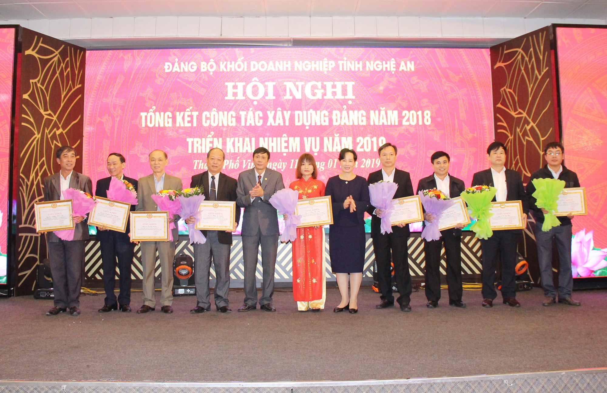 Lãnh đạo Đảng ủy Khối tặng giấy khen cho các cá nhân có nhiều đóng góp trong công tác xây dựng Đảng năm 2018. Ảnh: Mai Hoa