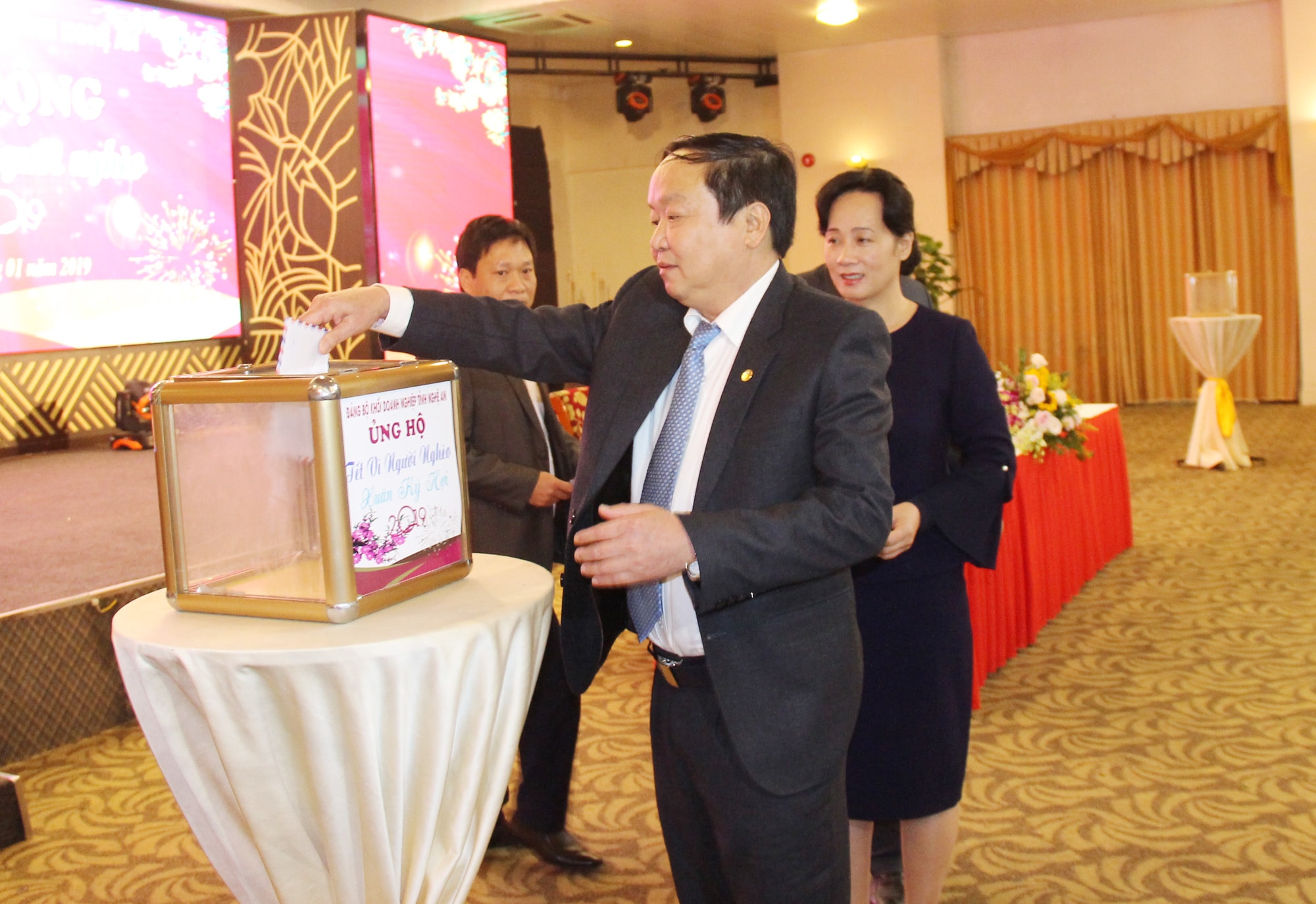 Lãnh đạo Đảng ủy Khối Doanh nghiệp Nghệ An ủng hộ Tết vì người nghèo Kỷ Hợi 2019. Ảnh: Mai Hoa