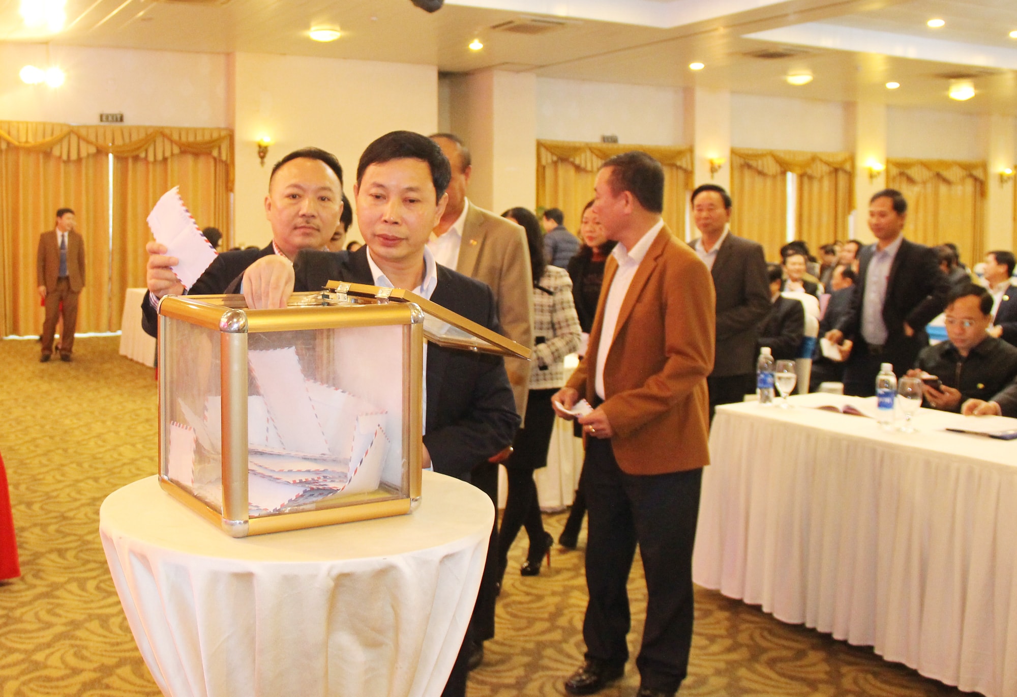 Cán bộ, đảng viên Đảng bộ khối ủng hộ Tết vì người nghèo Kỷ Hợi 2019. Ảnh: Mai Hoa