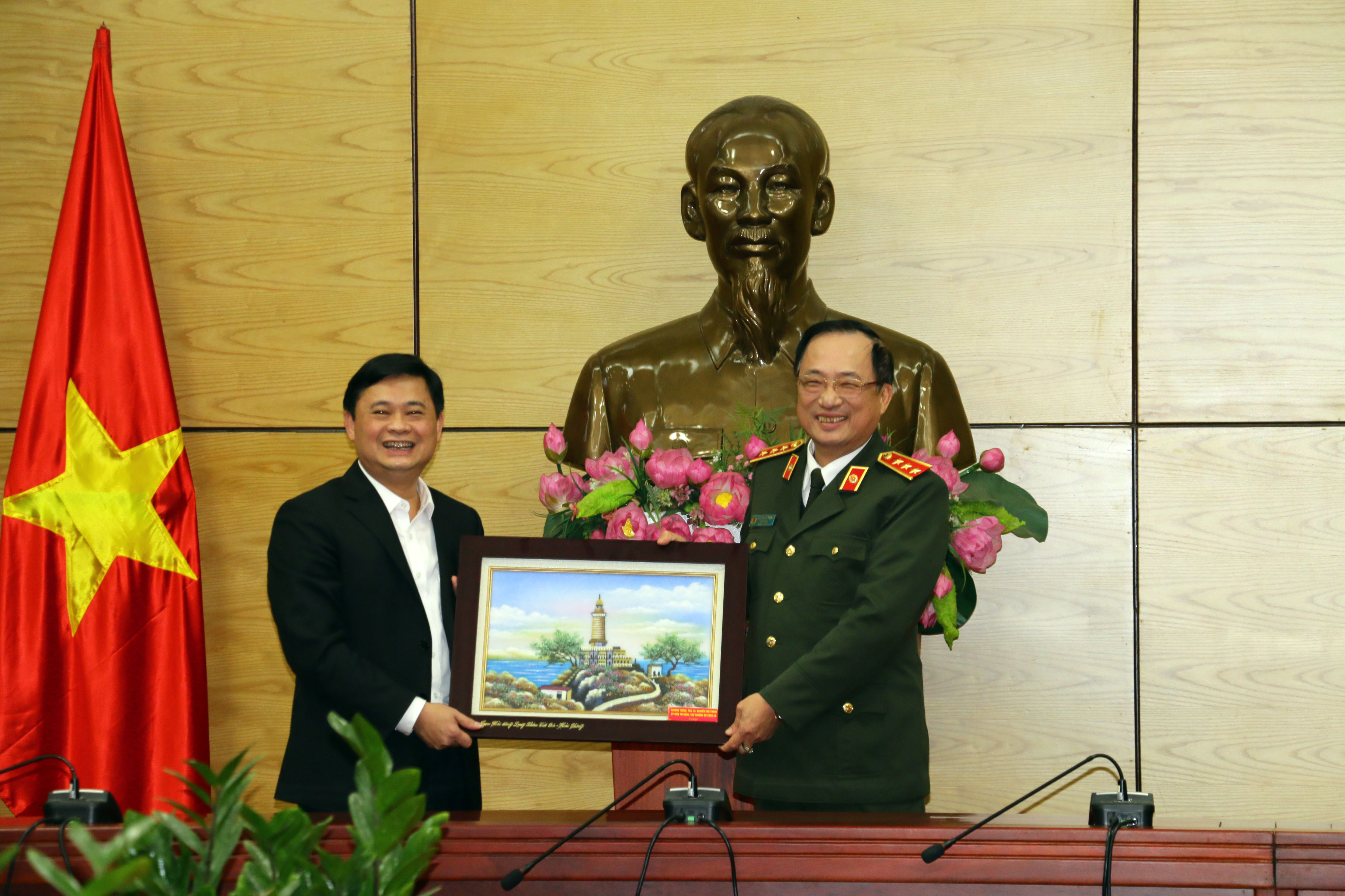 Thứ trưởng Bộ Công an Nguyễn Văn Thành tặng quà lưu niệm cho UBND tỉnh Nghệ An. Ảnh: Mỹ Hà