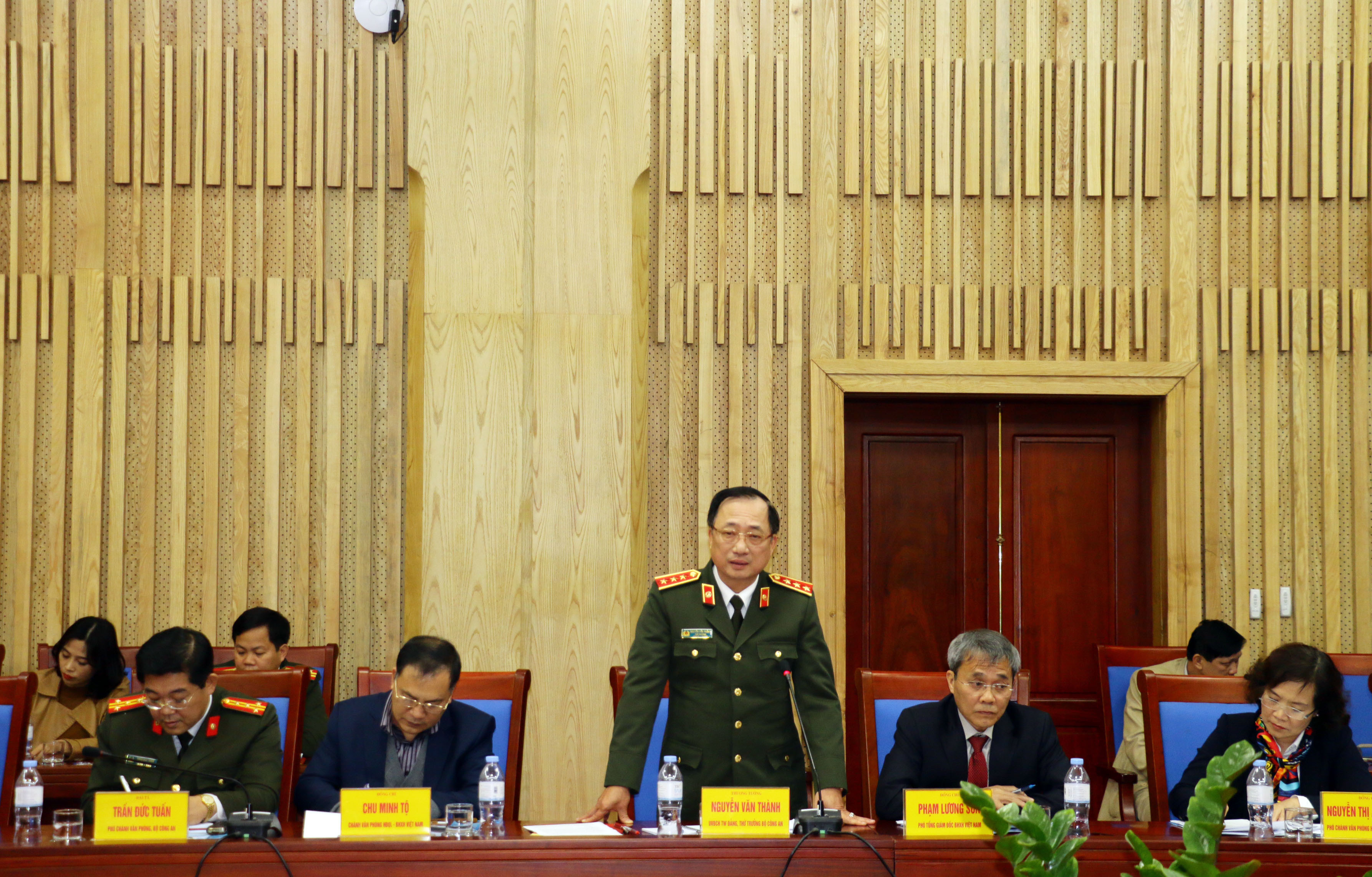 Đồng chí Thứ trưởng Bộ Công an phát biểu về công tác thực hiện chính sách BHXH, BHYT của tỉnh Nghệ An. Ảnh: Mỹ Hà