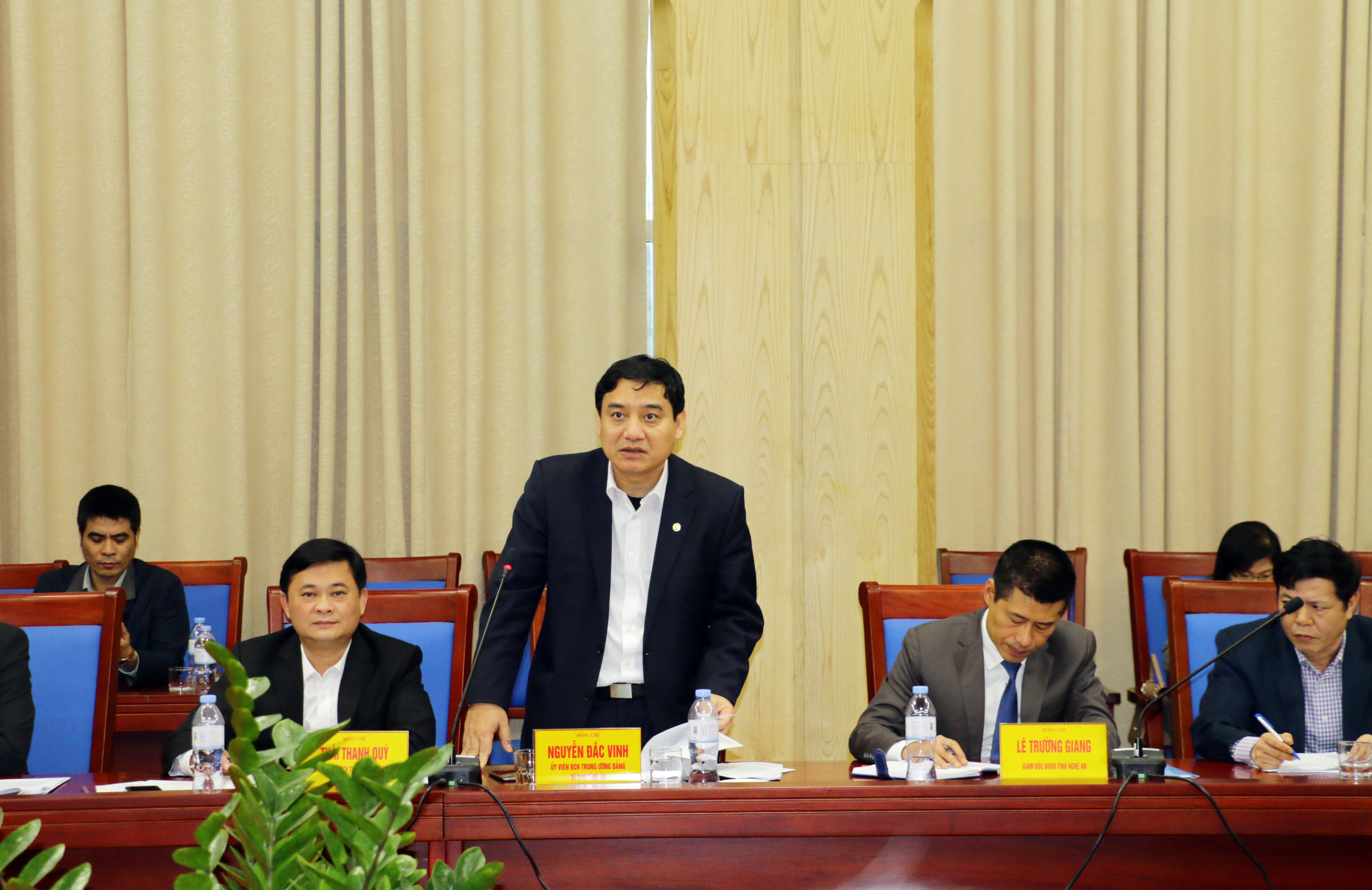 Đồng chí Bí thư Tỉnh ủy Nguyễn Đắc Vinh phát biểu tại buổi làm việc. Ảnh: Mỹ Hà