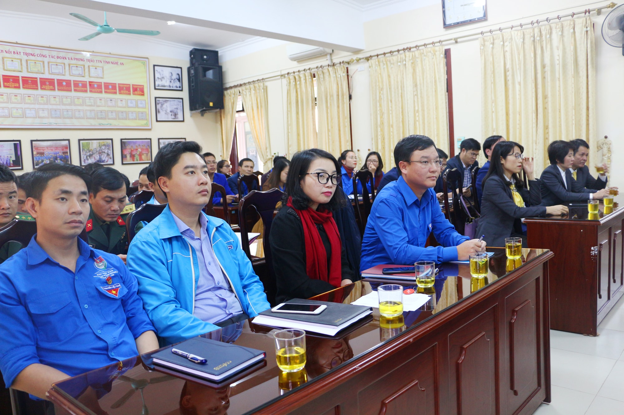 Các đại biểu Tỉnh đoàn và Bưu điện tỉnh cùng chứng kiến lễ ký kết. Ảnh: Nguyễn Hải
