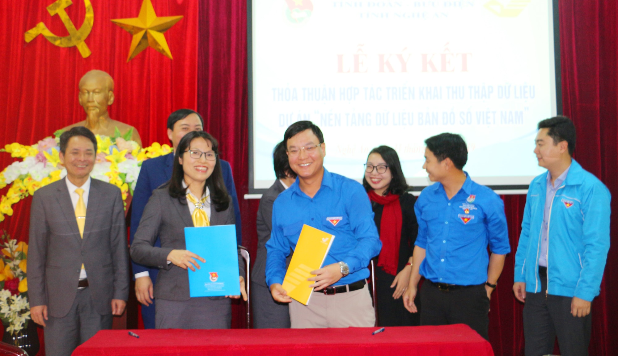 Trao đổi biên bản ghi nhớ giữa 2 đơn vị, trong đó phân công hàng ngày Bưu điện có trách nhiệm cập nhật thông tin và mỗi tuần 1 lần sẽ báo cáo chung. Ảnh: Nguyễn Hải