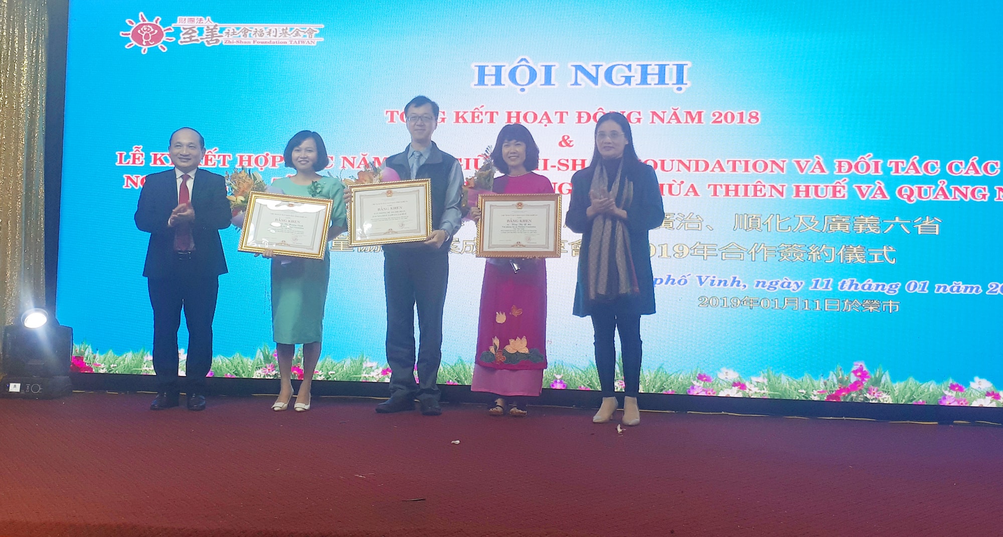Trao Bằng khen của Chủ tịch UBND tỉnh Nghệ An cho Tổ chức Zhi -shan ghi nhận những đóng góp cho trẻ em nghèo Nghệ An. Ảnh: Nguyễn Hải