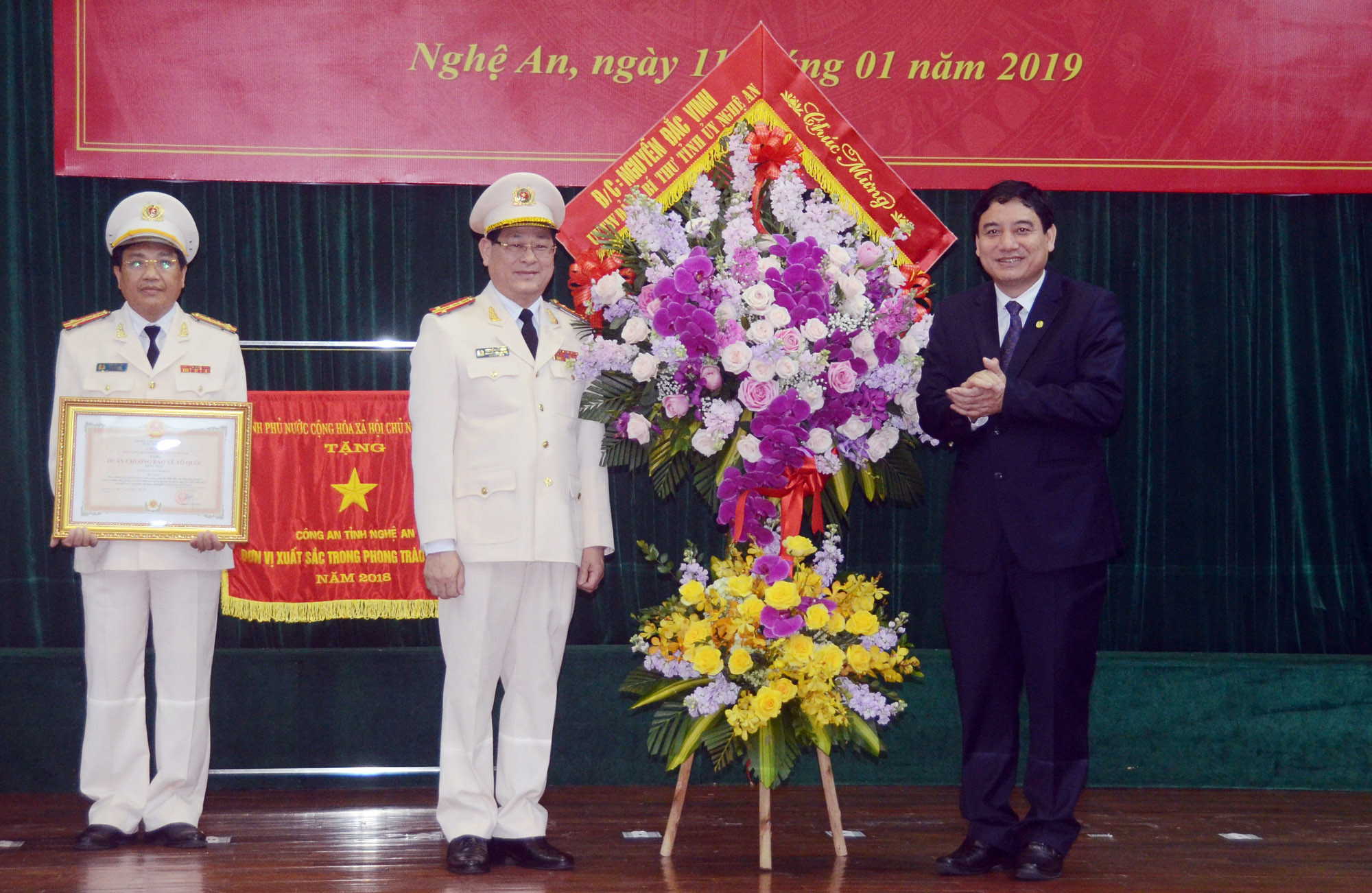 Bí thư Tỉnh ủy Nguyễn Đắc Vinh tặng hoa chúc mừng Công an tỉnh Nghệ An. Ảnh: Thành Chung
