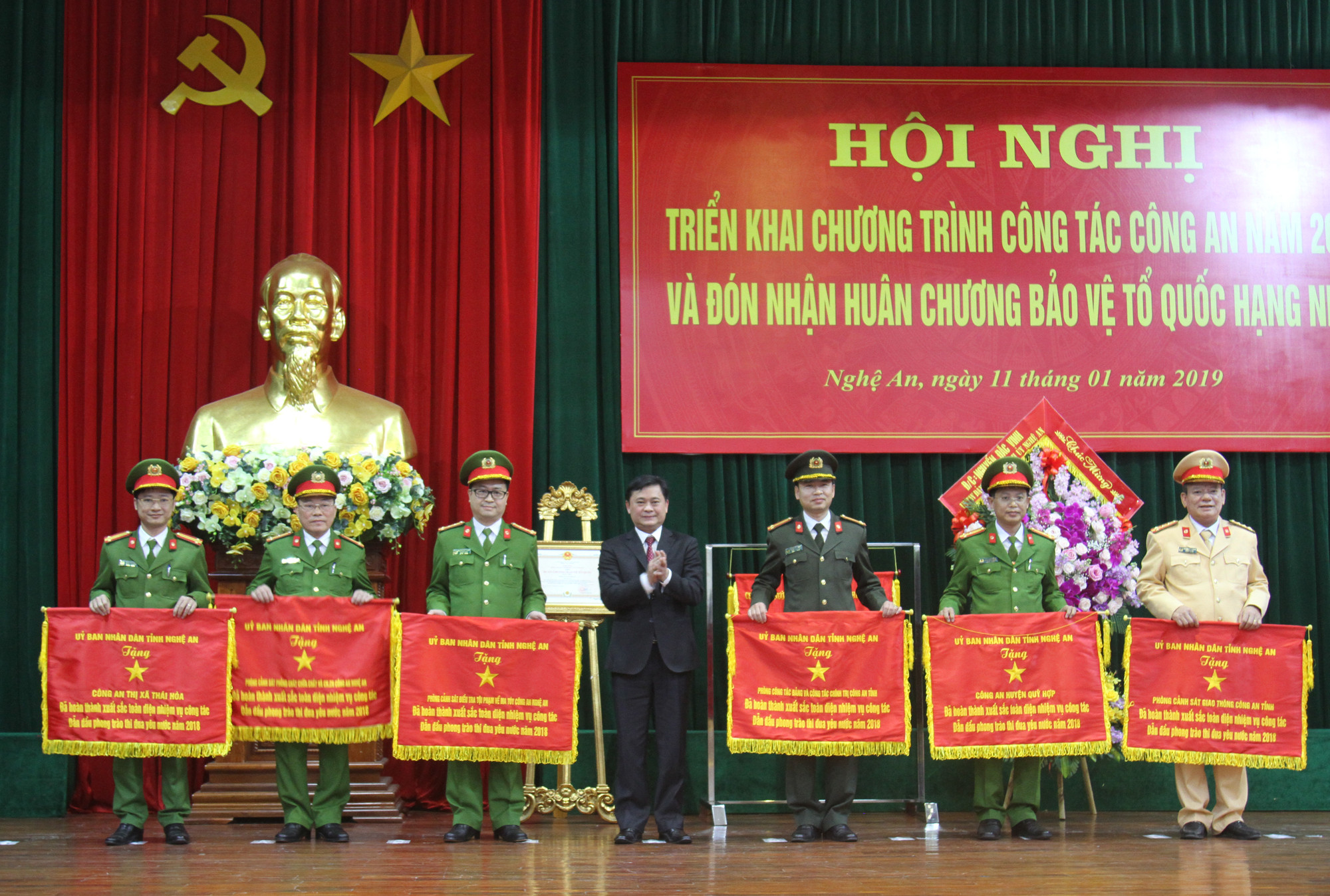 Chủ tịch UBND tỉnh Thái Thanh Quý tặng Cờ thi đua cho 6 đơn vị trực thuộc Công an Nghệ An. Ảnh: Thành Chung