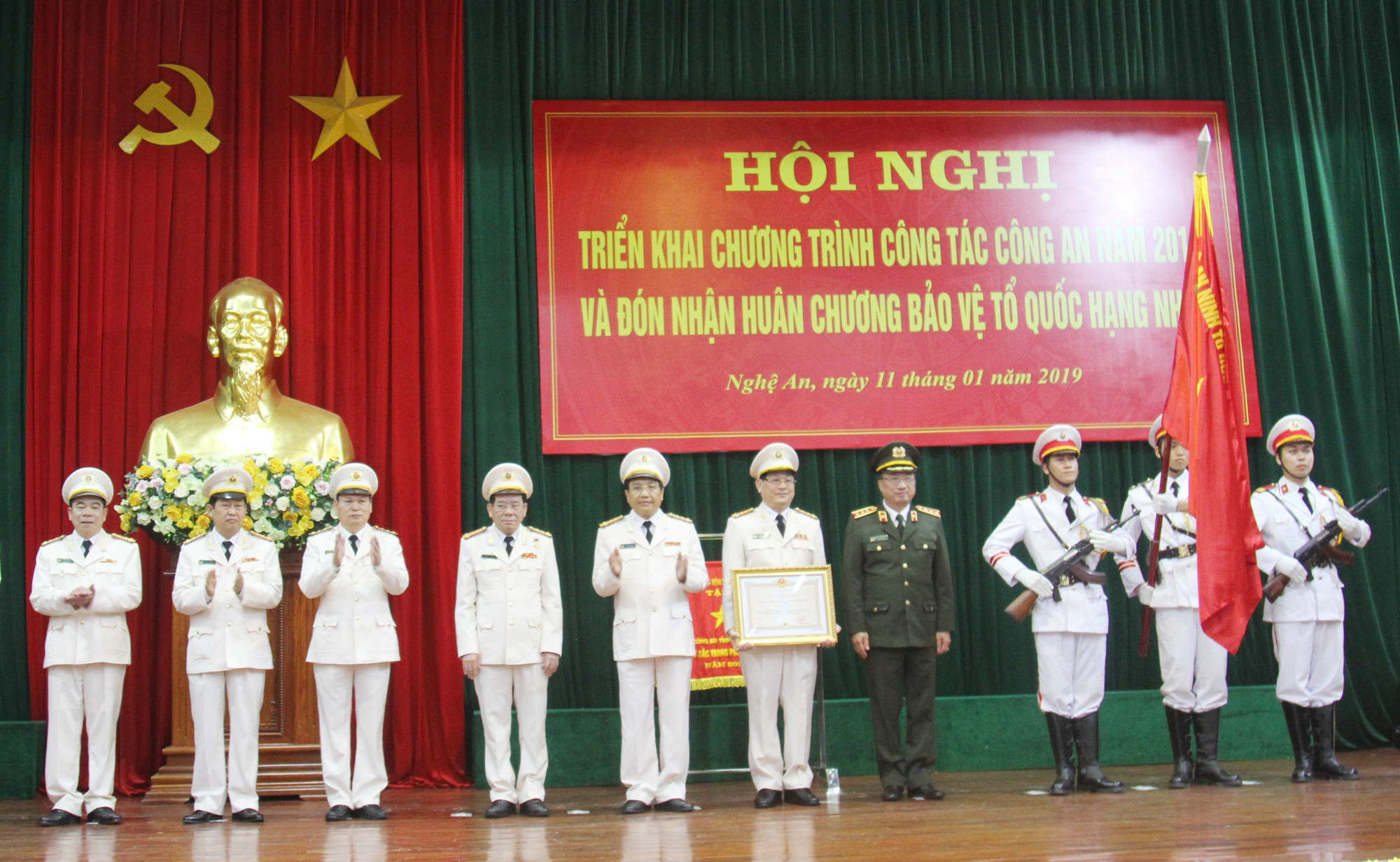Thừa ủy quyền, Thứ trưởng Bộ Công an đã trao tặng Huân chương bảo vệ Tổ quốc hạng Nhất cho Công an Nghệ An. Ảnh: Thành Chung
