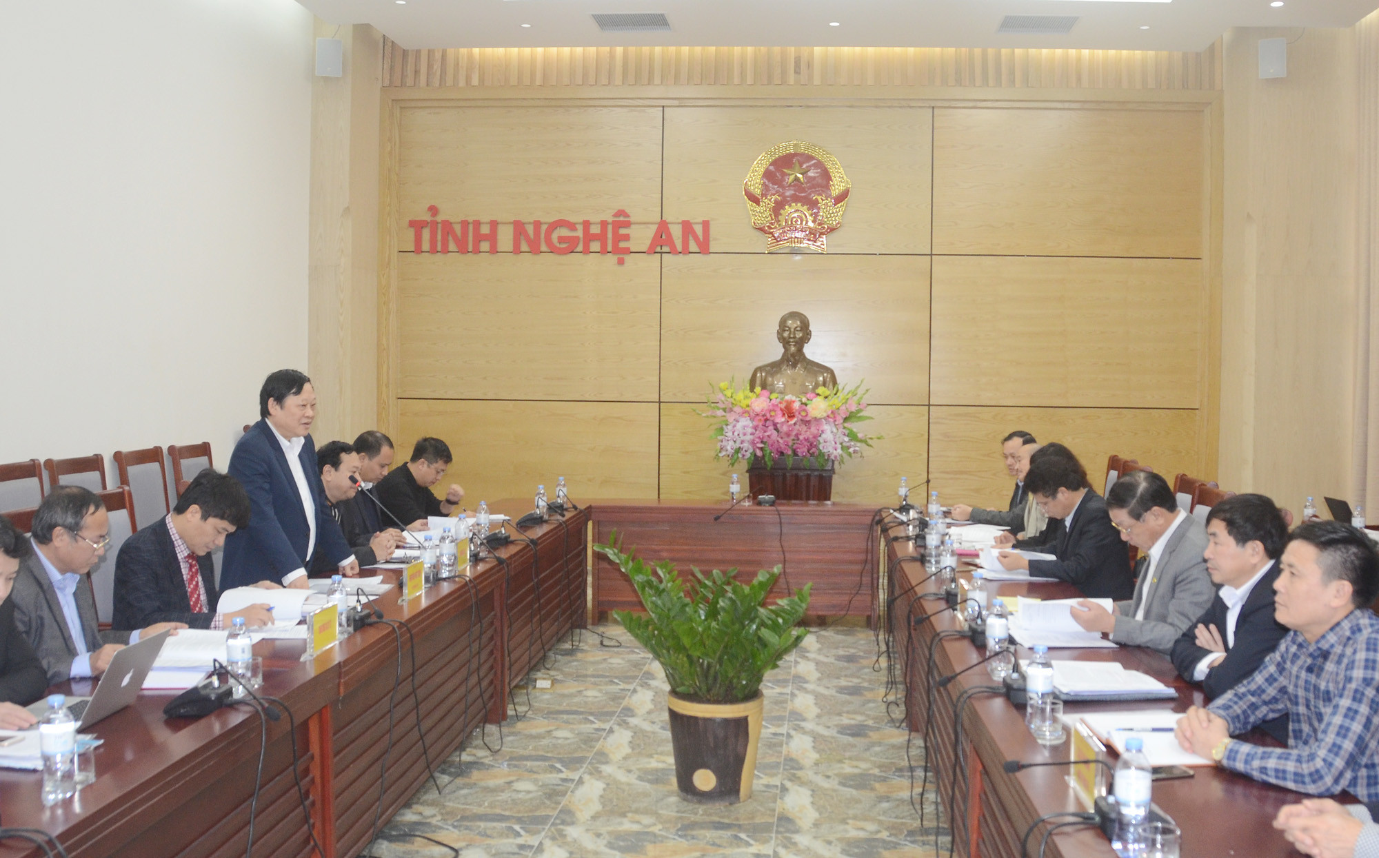Đoàn công tác của Bộ Y tế làm việc cùng UBND tỉnh Nghệ An. Ảnh: Thành Chung