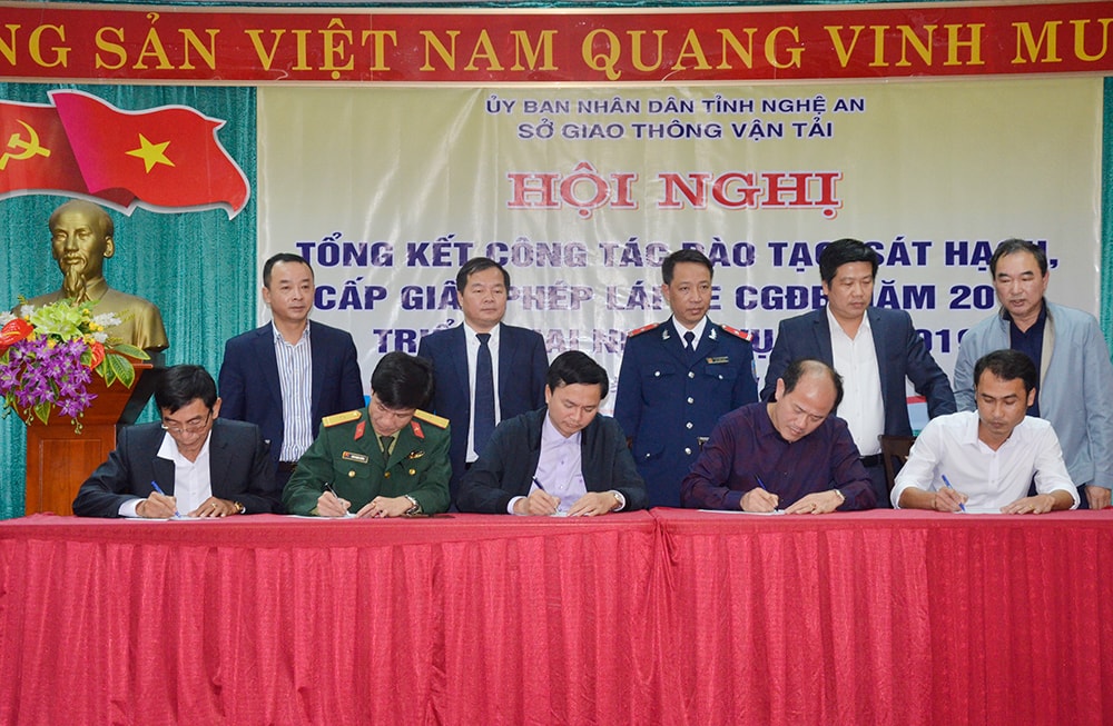 Ký cam kết thực hiện nhiệm vụ năm 2019 đối với Giáo viên, Sát hạch viên và các cơ sở đào tạo, Trung tâm sát hạch. Ảnh:Thanh Lê