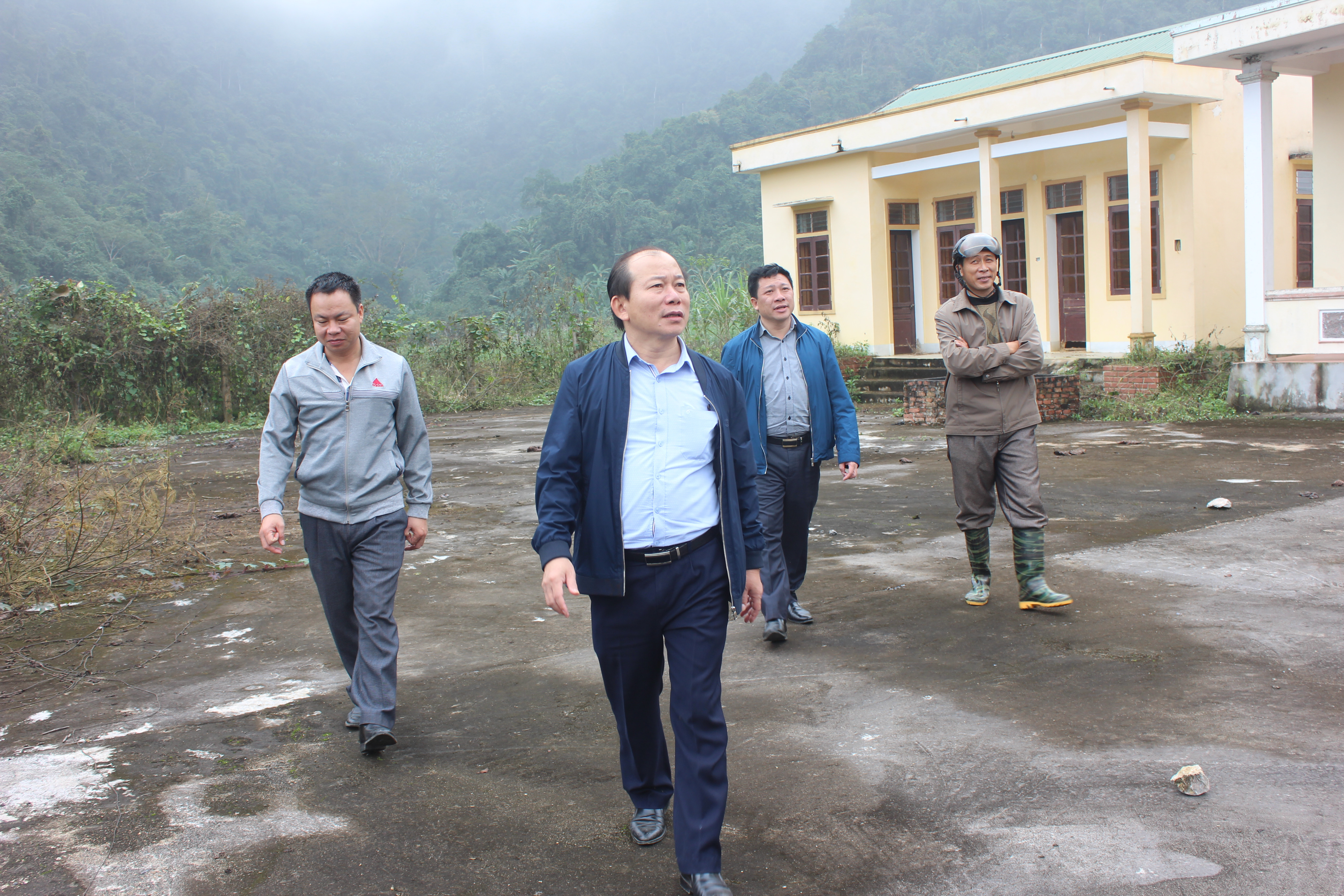 Lãnh đạo huyện Con Cuông  kiểm tra khu tái định cư Bá Hạ. Ảnh Tường Vi