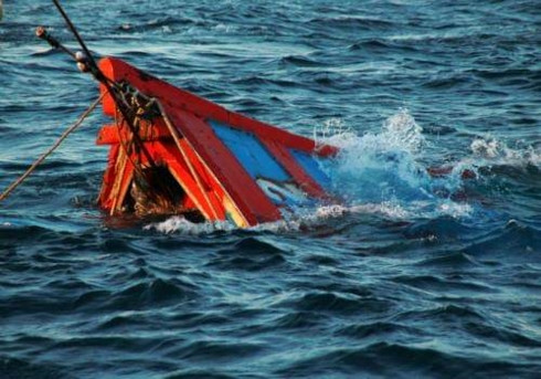 Tàu cá Khánh Hòa nổi lập lờ trên biển Vũng Tàu sau gần 15 ngày mất tích.