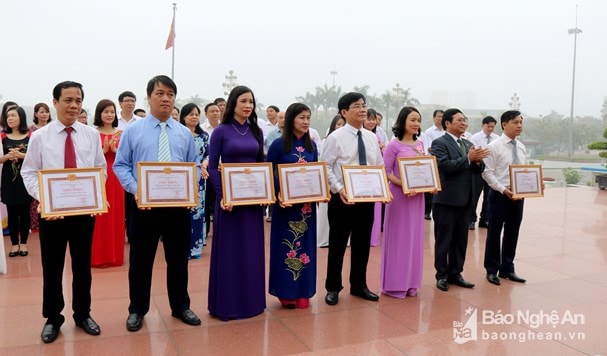 Sở Văn hóa Thể thao Nghệ An tuyên dương các tập thể và cá nhân điển hình thực hiện Chỉ thị 05. Ảnh Bích Hậu