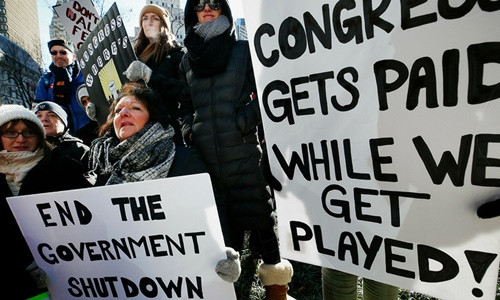 Người dân Mỹ biểu tình yêu cầu chấm dứt tình trạng đóng cửa chính phủ tại Boston ngày 11/1. Ảnh: AP.