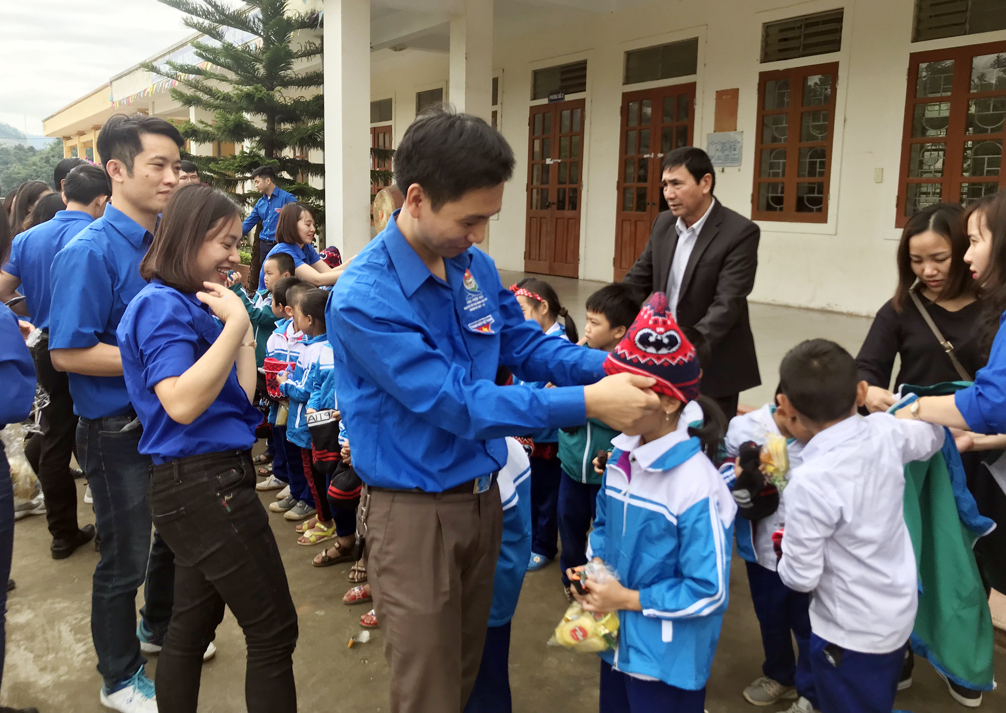 4 chi đoàn tặng 100 phần quà cho các em học sinh tiểu học. Ảnh: Thanh Sơn