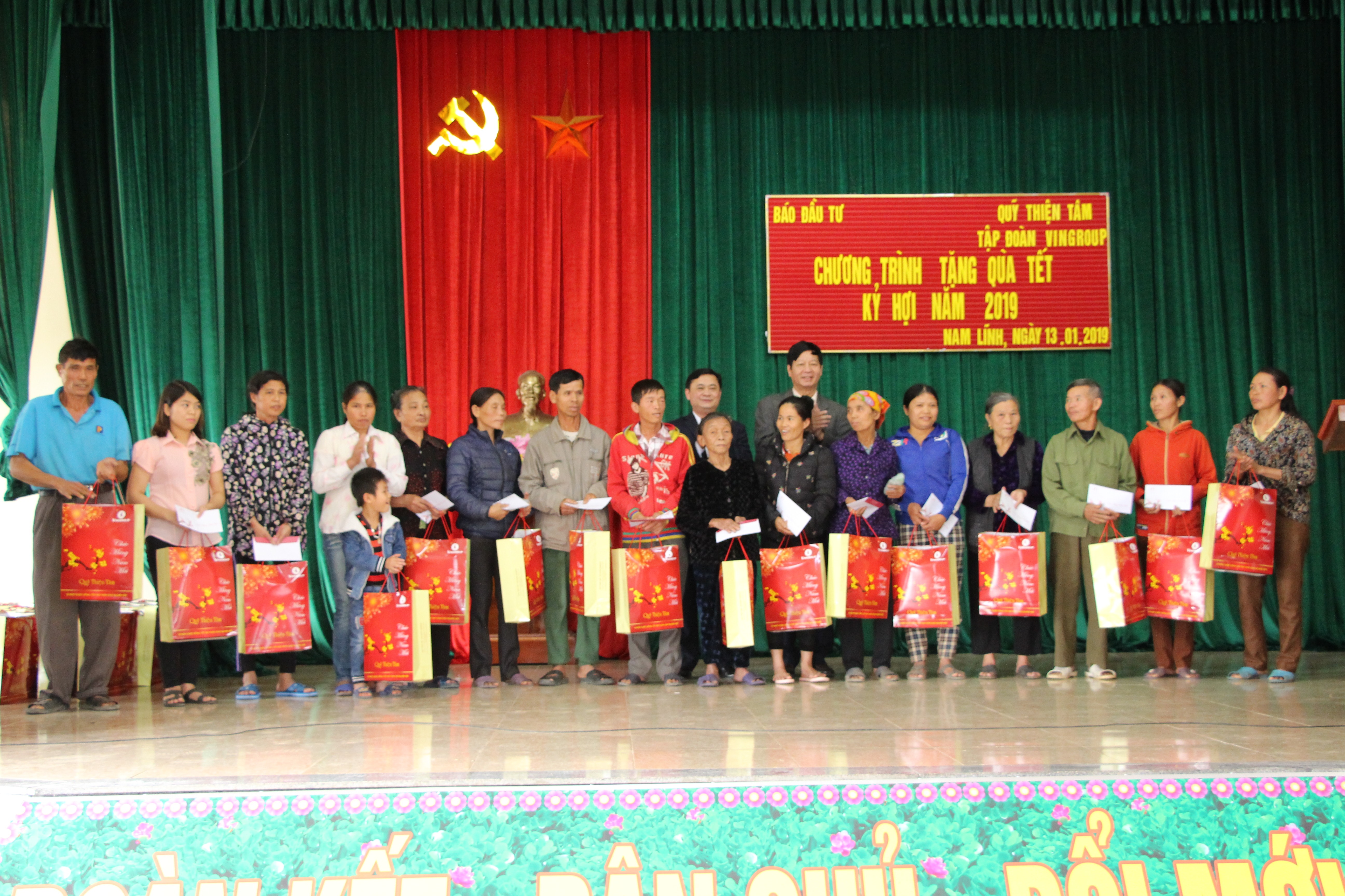 Các hộ nghèo nhận quà tại xã Nam Lĩnh. Ảnh: Đào Tuấn