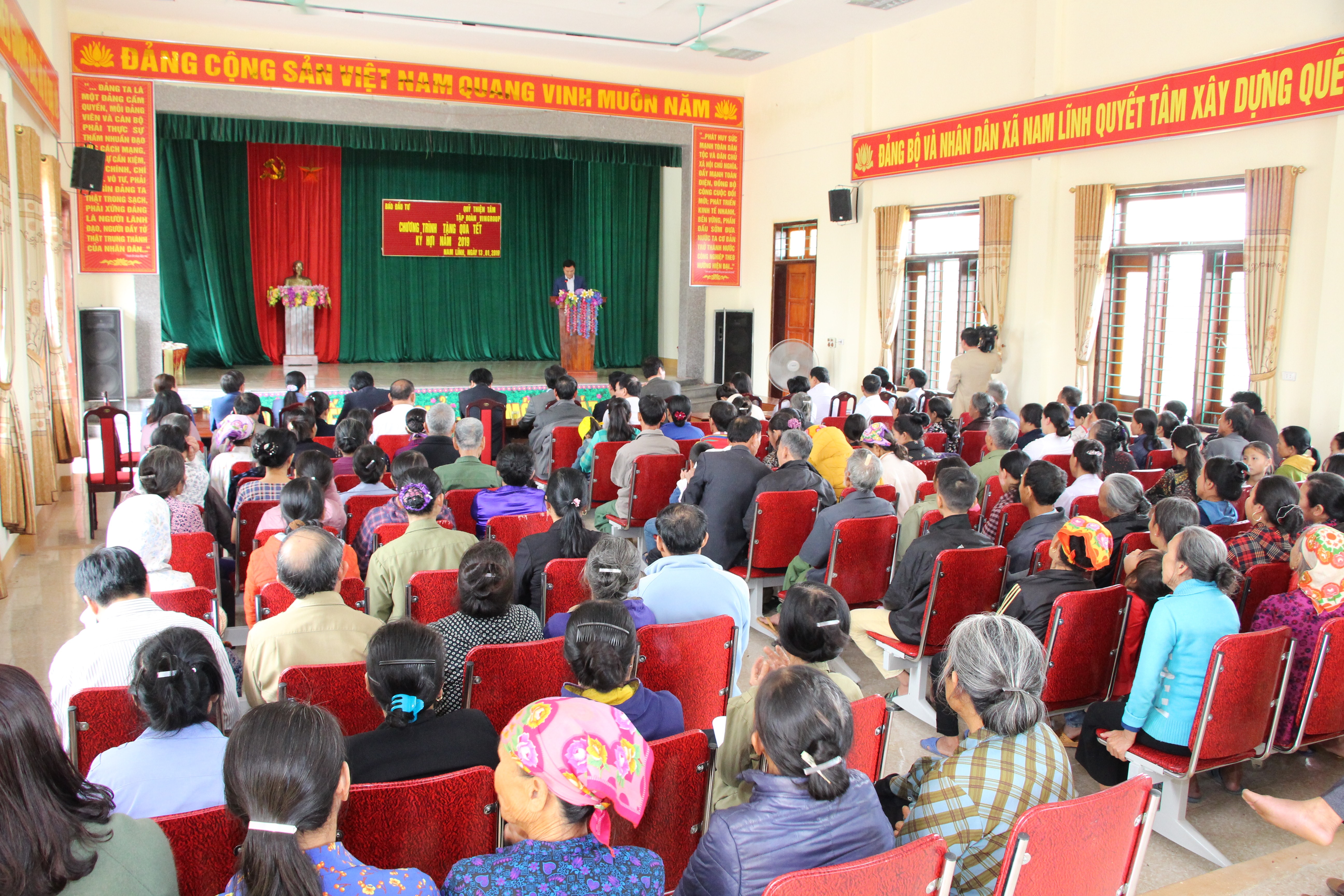 Quang cảnh chương trình trao quà. Ảnh: Đào Tuấn