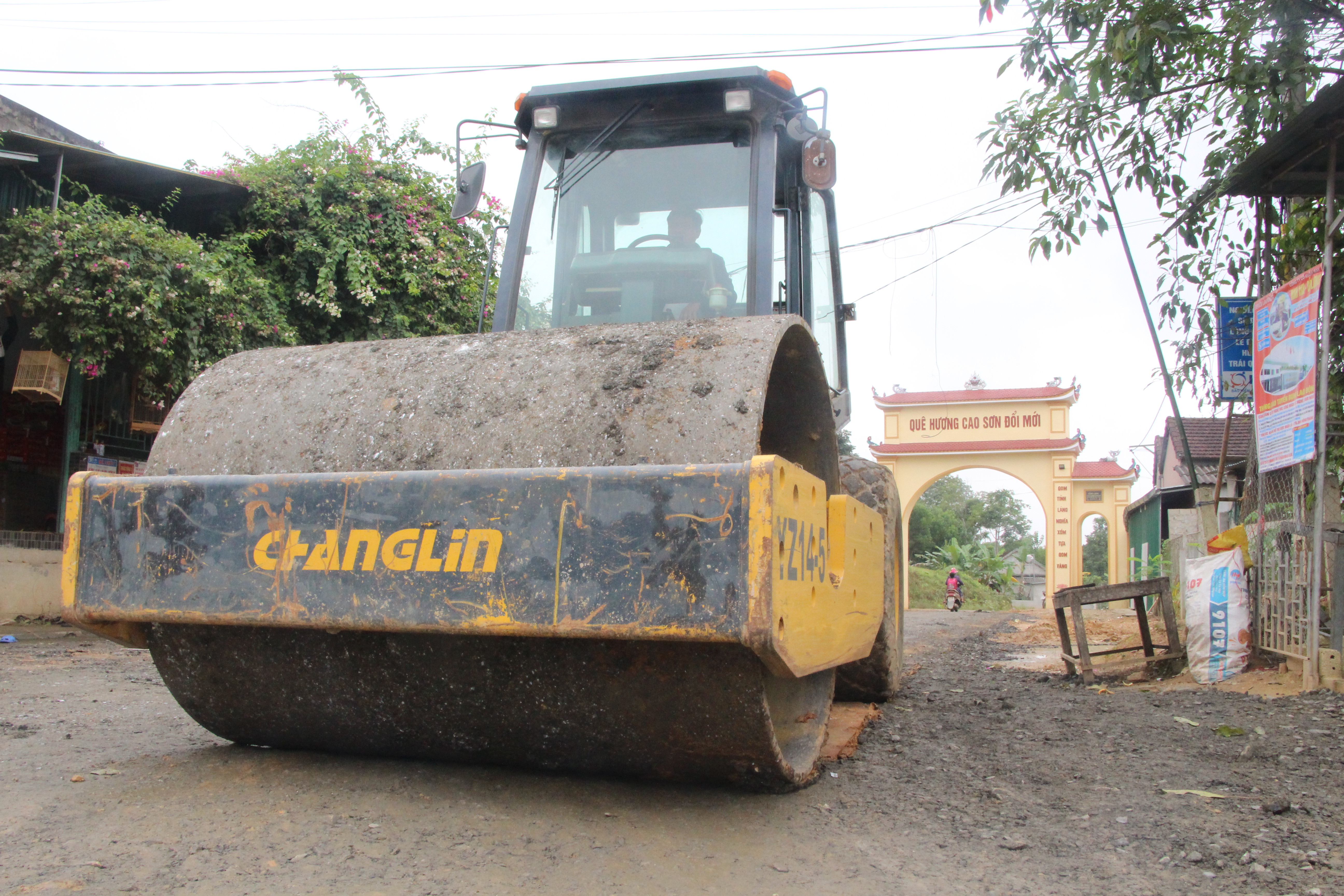 Thi công nâng cấp đường ở xã Cao Sơn. Ảnh: Đào Tuấn 