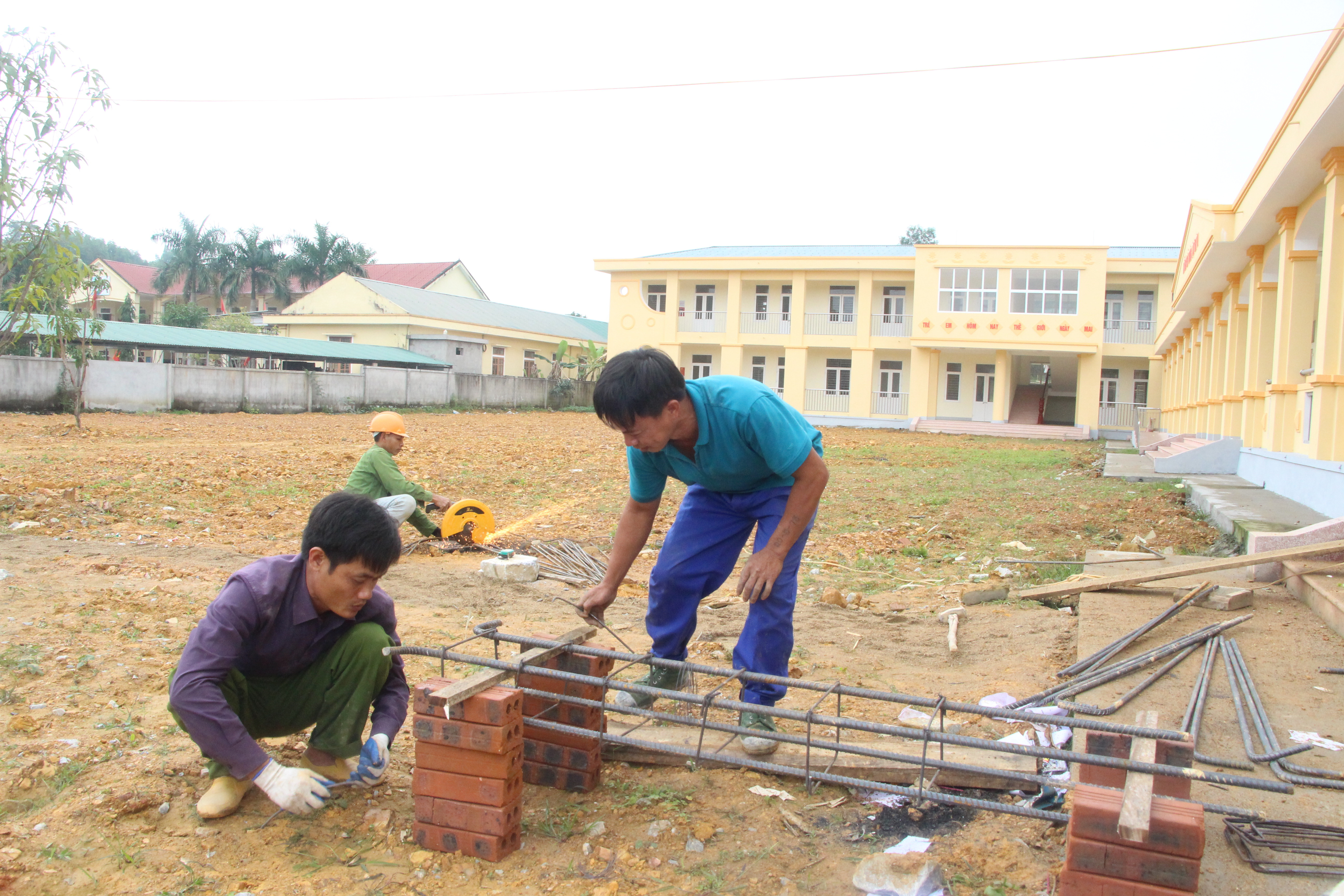 Công nhân thi công các hạng mục của Trường Mầm non xã Cao Sơn. Ảnh: Đào Tuấn 