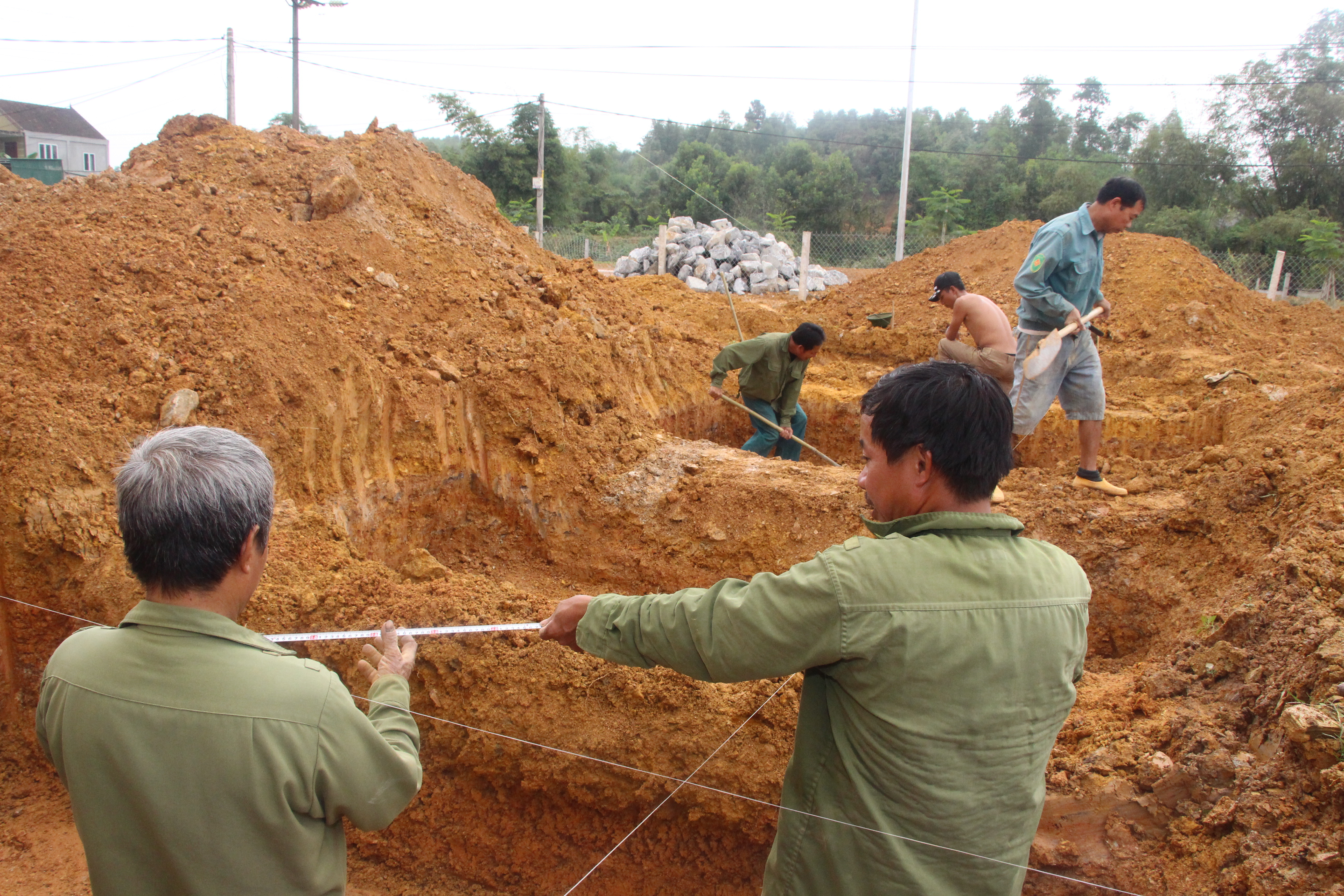 Các công nhân xây dựng công trình phụ trợ của Trường Mầm non xã Cao Sơn. Ảnh: Đào Tuấn 