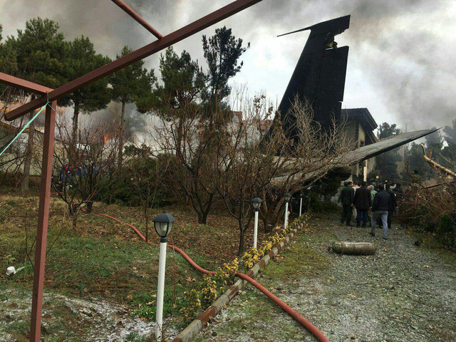 Máy bay chở 10 người rơi gần thủ đô Iran - Ảnh 3.