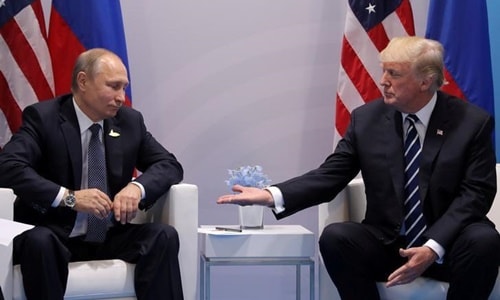 Tổng thống Mỹ Donald Trump (phải) và người đồng cấp Nga Vladimir Putin trong cuộc gặp tại Hamburg, Đức, hồi tháng 7/2017. Ảnh: Reuters.