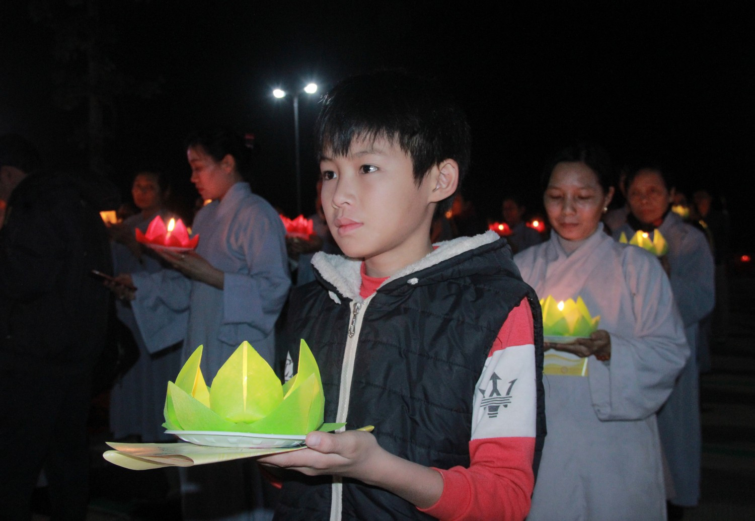 Những ngọn nến lung linh, huyền diệu trong đêm càng làm cho buổi lễ thêm phần trang trọng, ấm áp. Ảnh: Chùa Đồng Tương