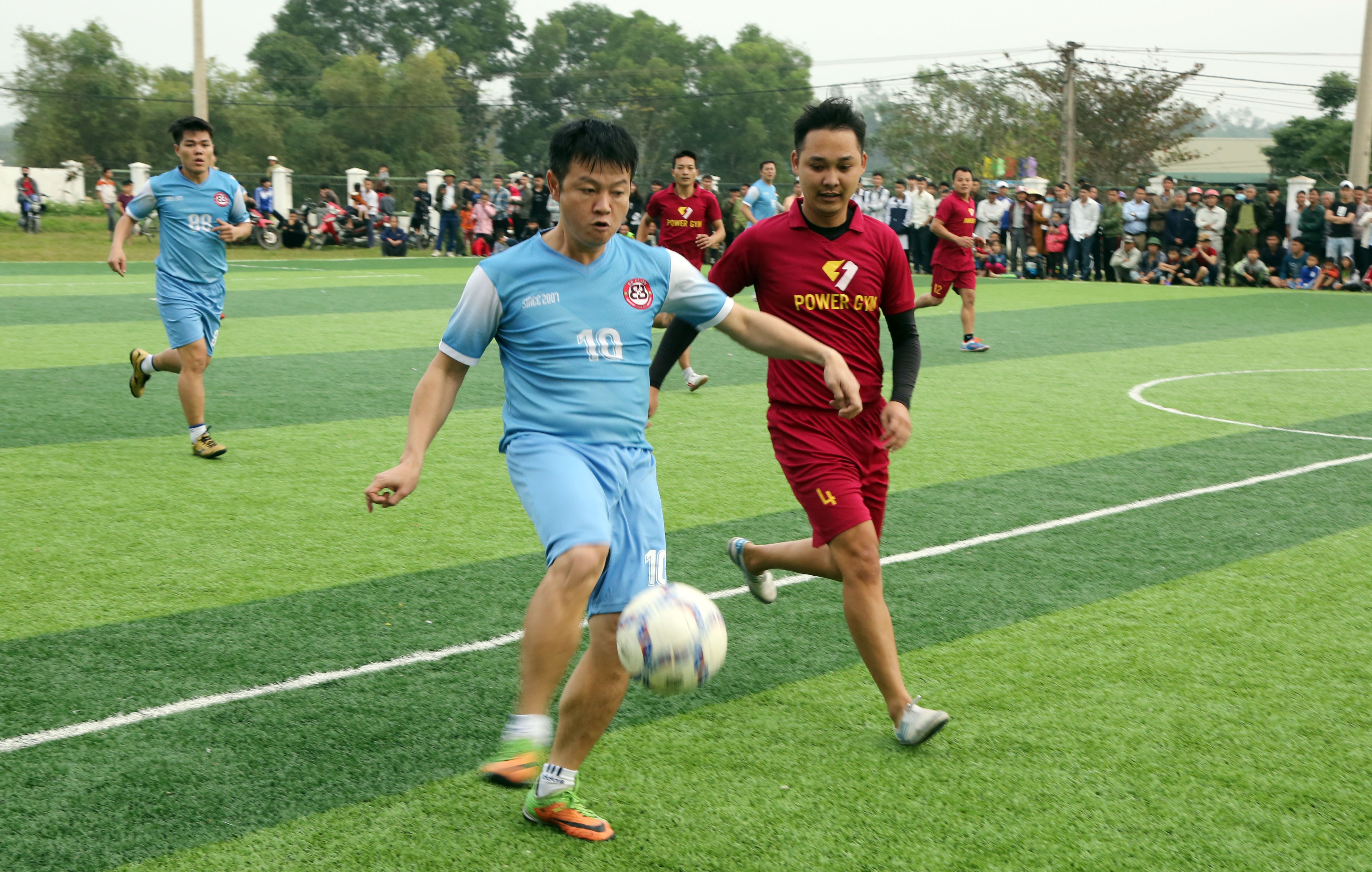 Tham gia tranh tài là đội bóng FC Thanh Đồng và FC BB (gồm các cựu cầu thủ CLB SLNA, trong đó đáng chú ý là hai ngôi sao nổi tiếng Văn Quyến và Lâm Tấn). Ảnh: Hoàng Hảo