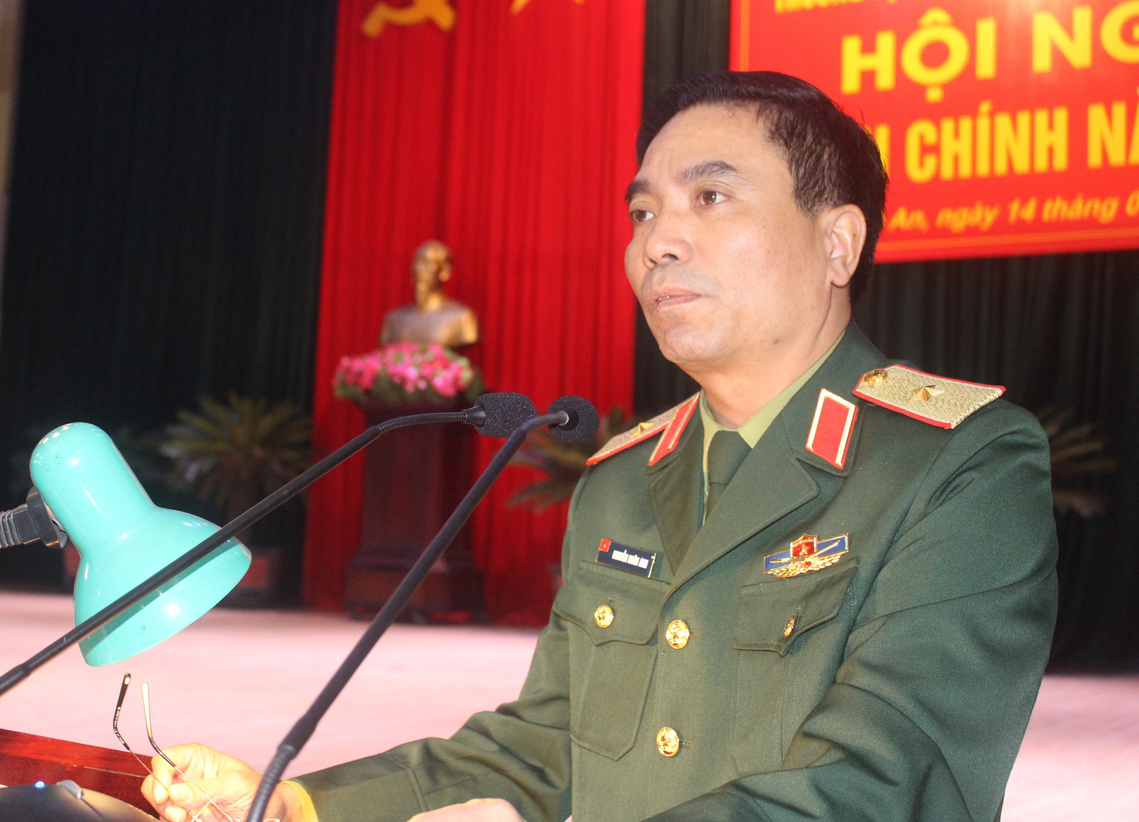 Thiếu tướng Nguyễn Doãn Anh - Tư lệnh Quân khu 4 chủ trì hội nghị. Ảnh: Mạnh Hùng