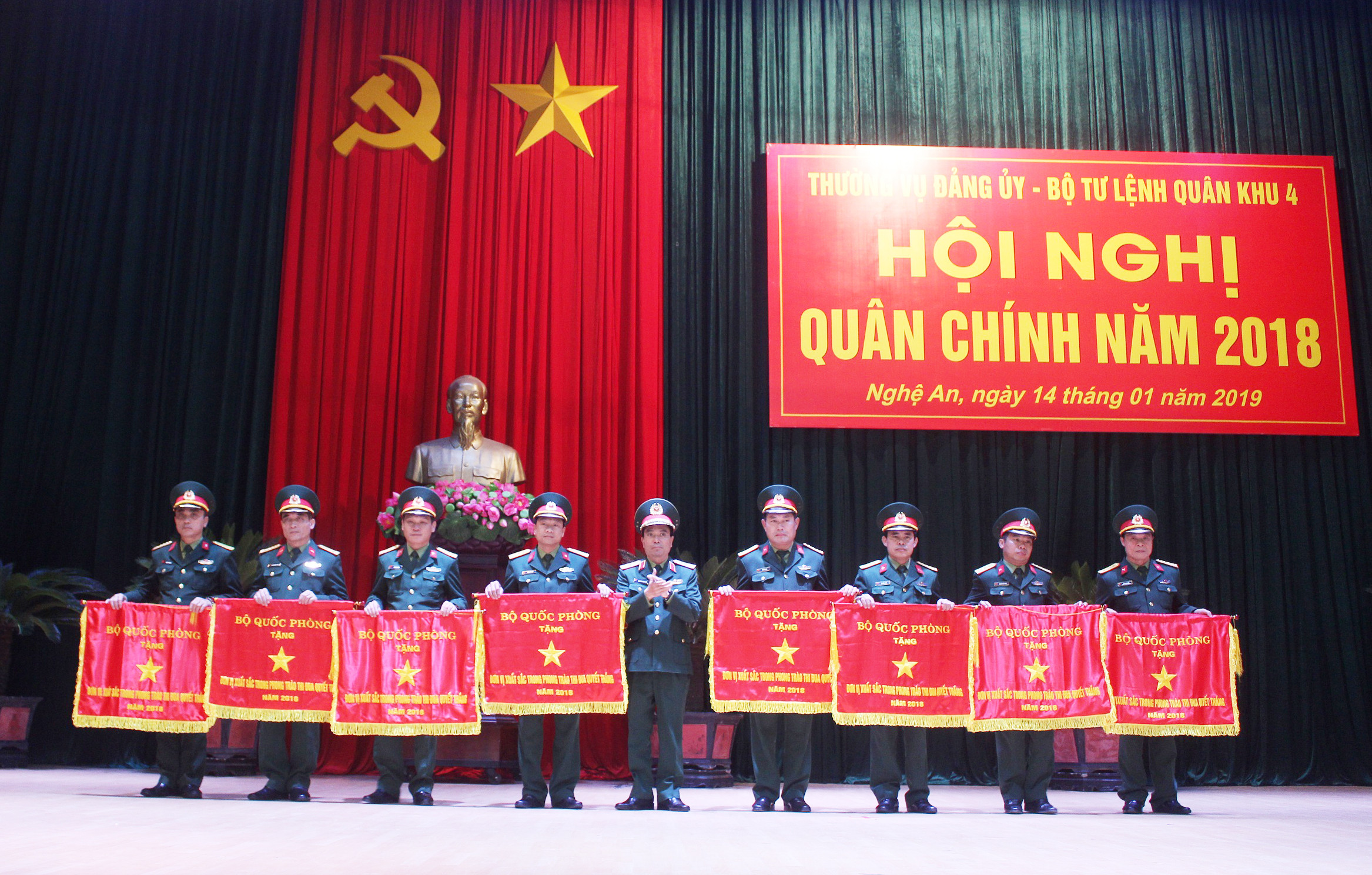 Thiếu tướng Nguyễn Doãn Anh - Tư lệnh Quân khu 4 trao Cờ thi đua của Bộ Quốc phòng tặng các đơn vị. Ảnh: Mạnh Hùng