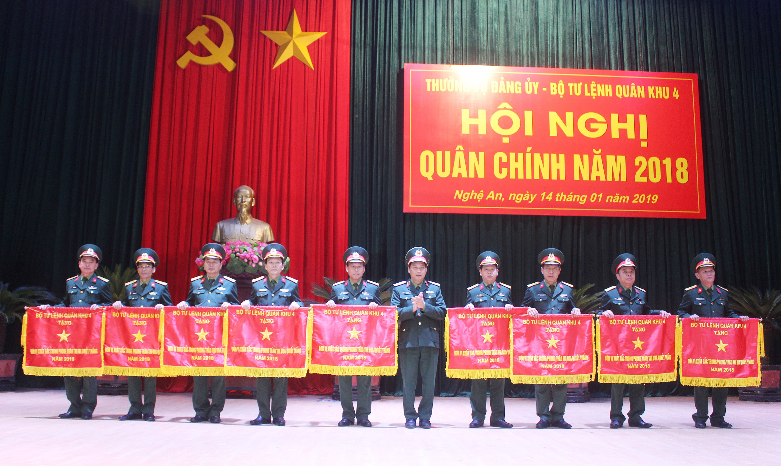 Thiếu tướng Trần Võ Dũng - Chính ủy Quân khu 4 trao Cờ thi đua của Bộ Tư lệnh Quân khu tặng các đơn vị. Ảnh: Mạnh Hùng