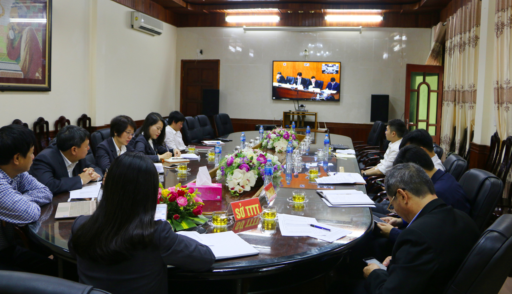 Các đại biểu theo dõi Hội nghị trực tuyến tại đầu cầu Hà Nội, trong đó Văn phòng Chính phủ và Bưu điện Việt Nam nhấn mạnh, cùng với kịp thời về tiến độ phải đảm bảo chất lượng thu thập dự liệu. Ảnh: Nguyễn Hải