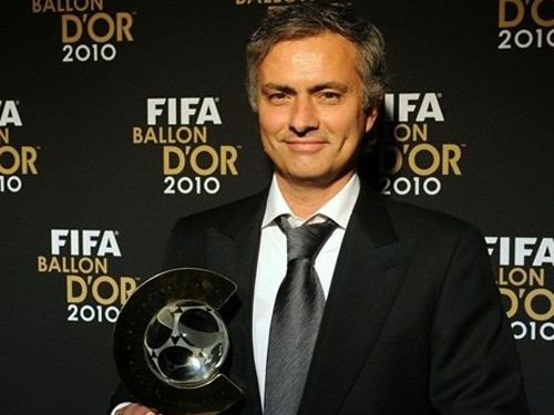 HLV Jose Mourinho nhận giải HLV xuất sắc nhất thế giới năm 2010 do FIFA trao tặng.