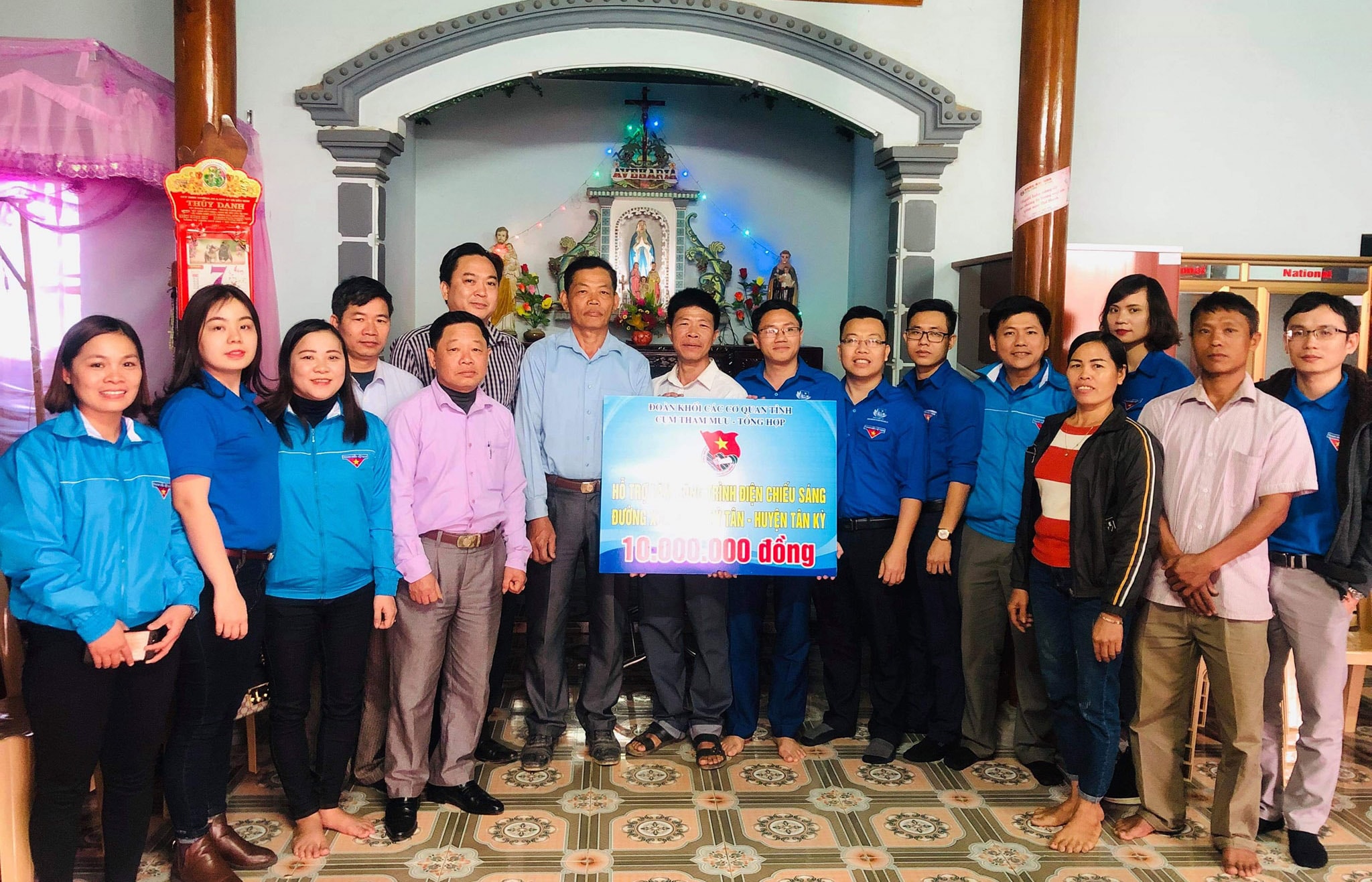 Đoàn khối cơ quan tỉnh hỗ trợ 10 triệu đồng làm đường điện thắp sáng tại Kỳ Tân