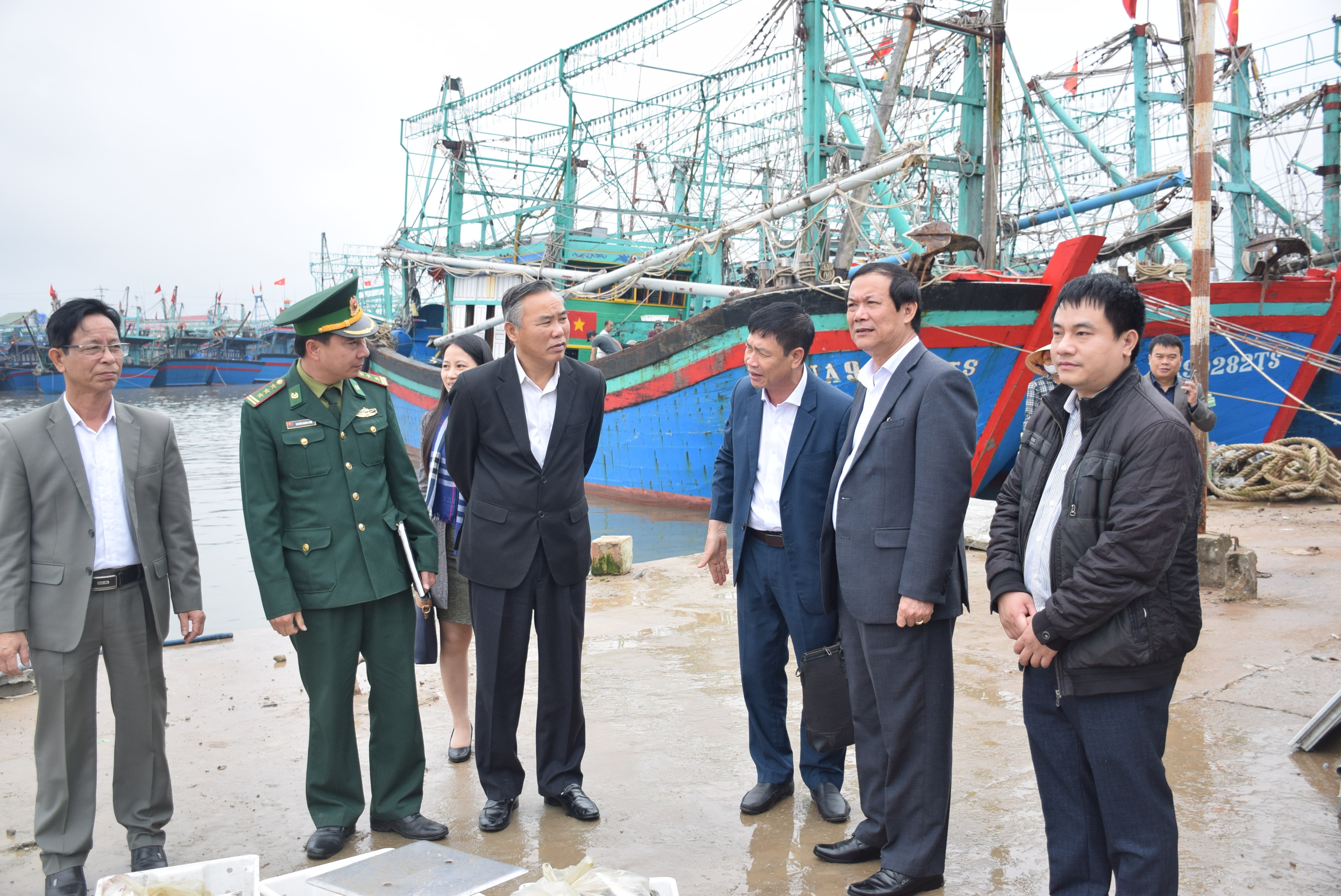 Thứ trưởng Bộ Nông nghiệp - PTNT Phùng Đức Tiến (người thứ 3 từ trái sang) kiểm tra tại cảng cá Lạch Quèn. Ảnh: Xuân Hoàng
