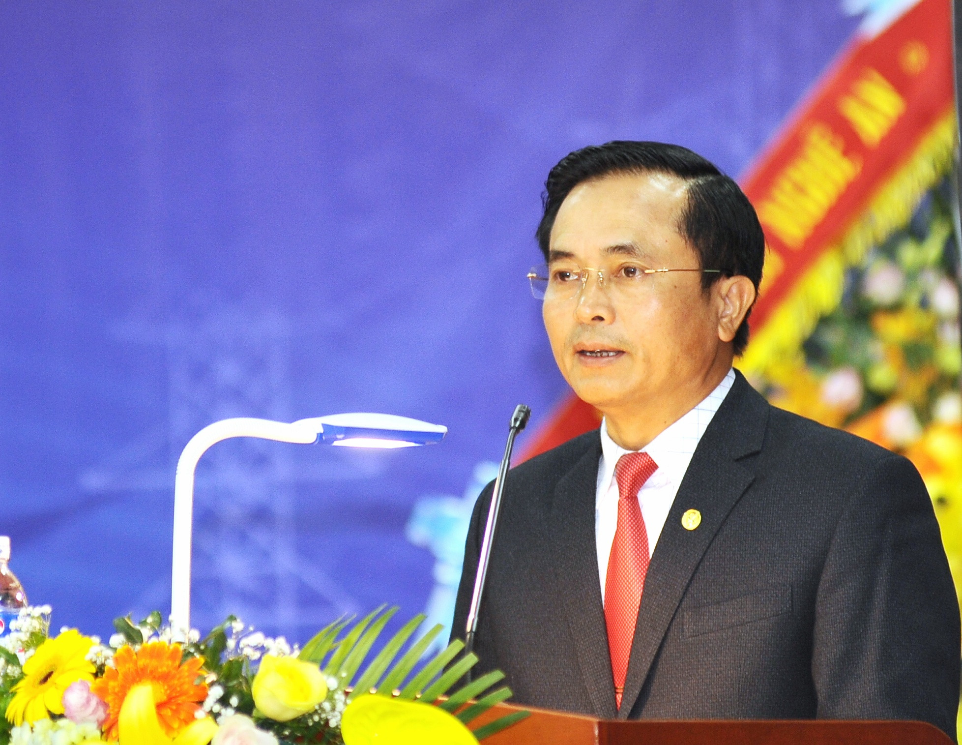 Đồng chí Lê Ngọc Hoa-Phó Chủ tịch UBND tỉnh ghi nhận những kết quả mà ngành Điện đã đạt được trong thời gian qua, góp phần thúc đẩy sự phát triển kinh tế-xã hội của tỉnh