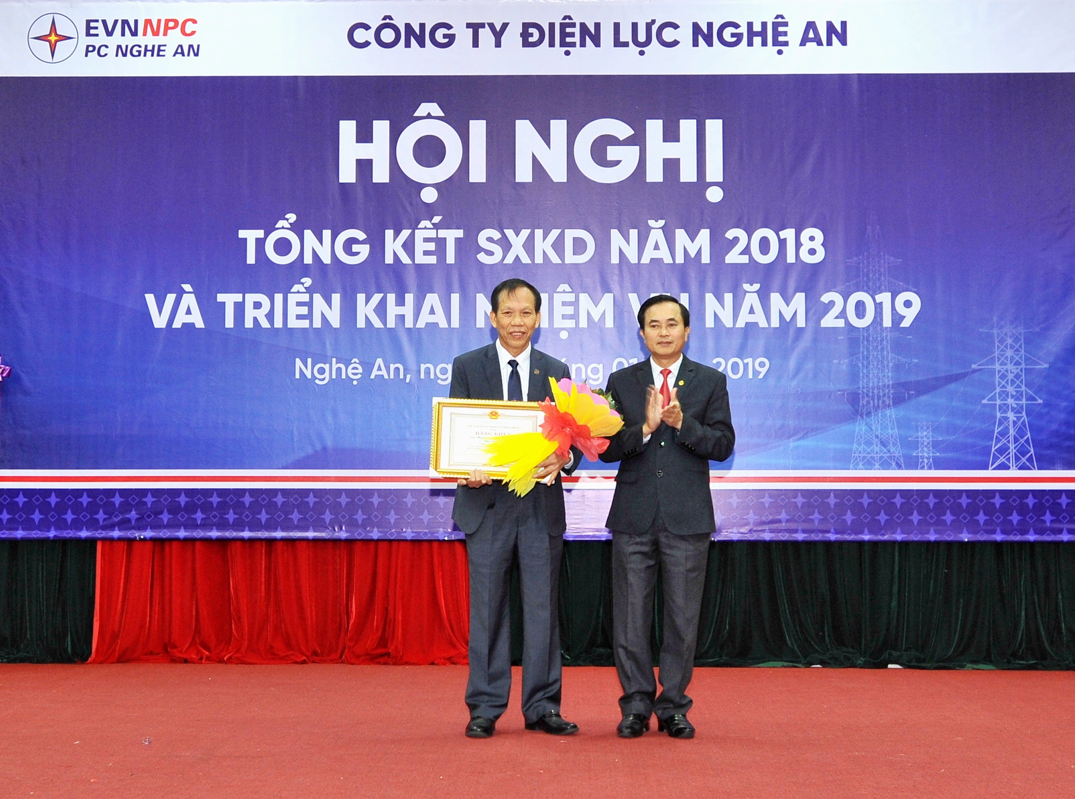 Đồng chí Lê Ngọc Hoa trao Bằng khen UBND tỉnh cho ông Nguyễn Thượng Hiền-Phó Giám đốc Công ty Điện lực Nghệ An