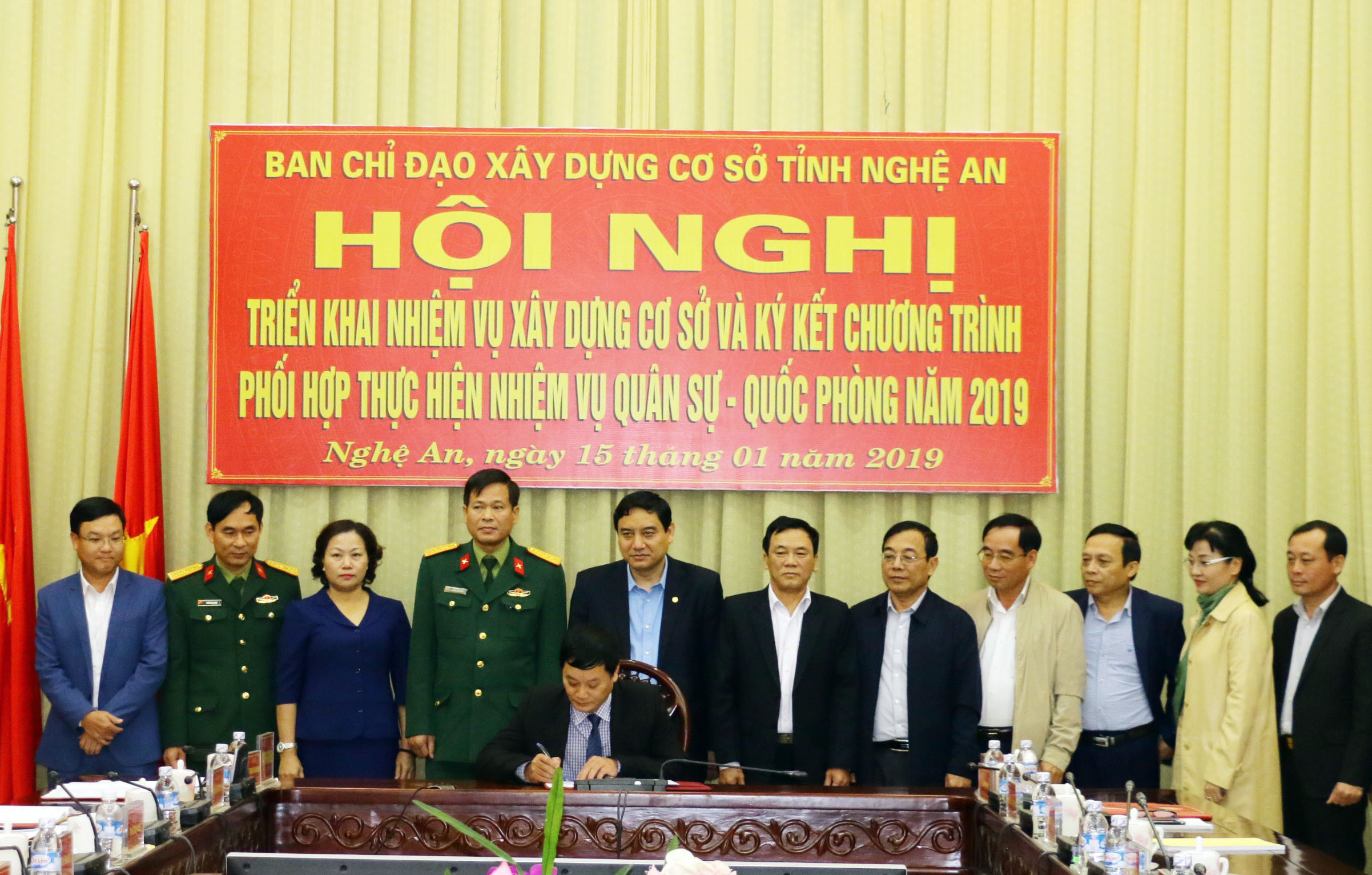 Đồng chí Nguyễn Đắc Vinh và đại diện các ban, ngành chứng kiến lễ ký kết của các đơn vị. Ảnh: Mỹ Hà.