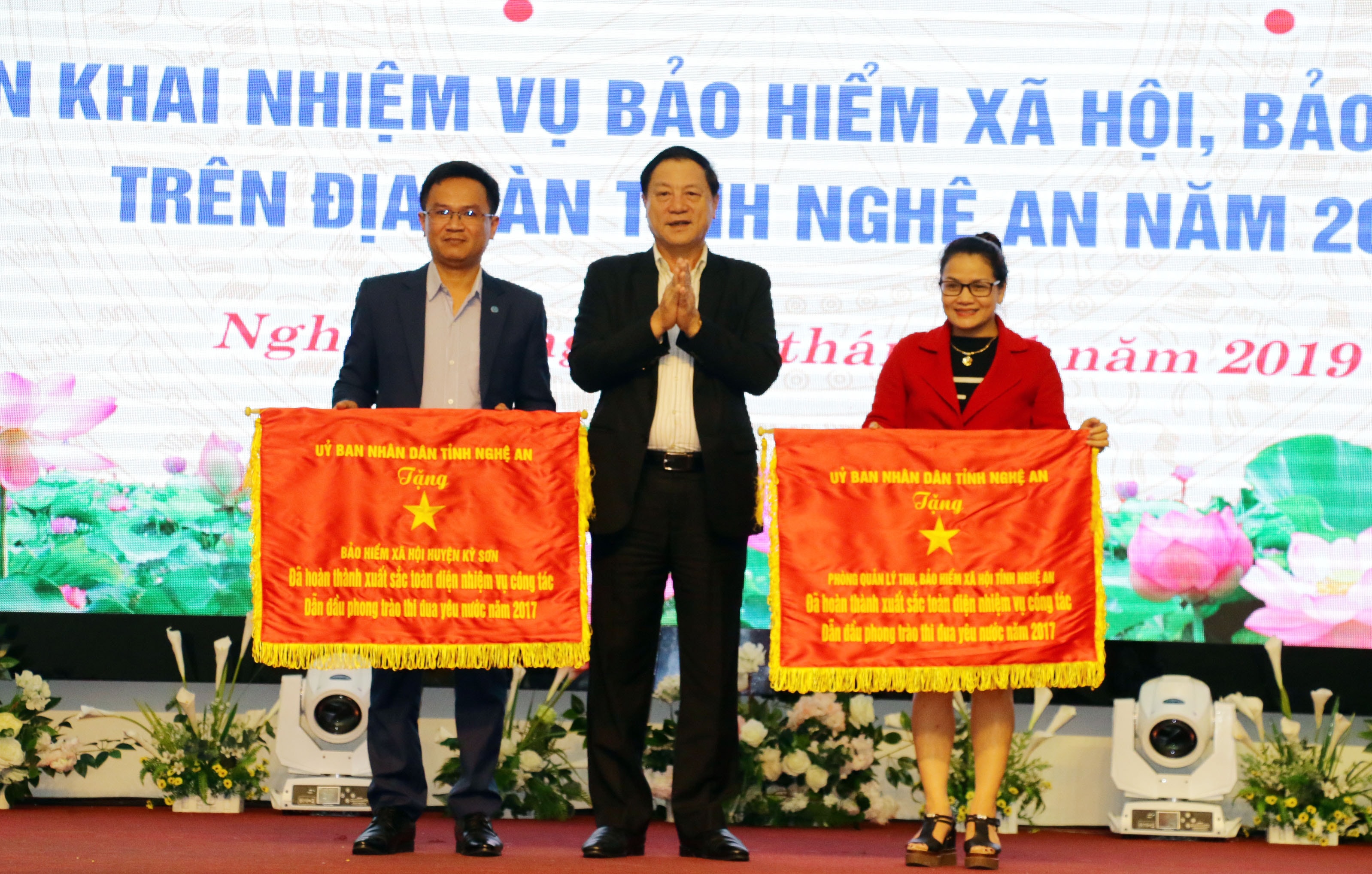 Phó Chủ tịch UBND tỉnh tặng cờ thi đua của UBND tỉnh cho 2 tập thể xuất sắc. Ảnh:  Mỹ Hà 