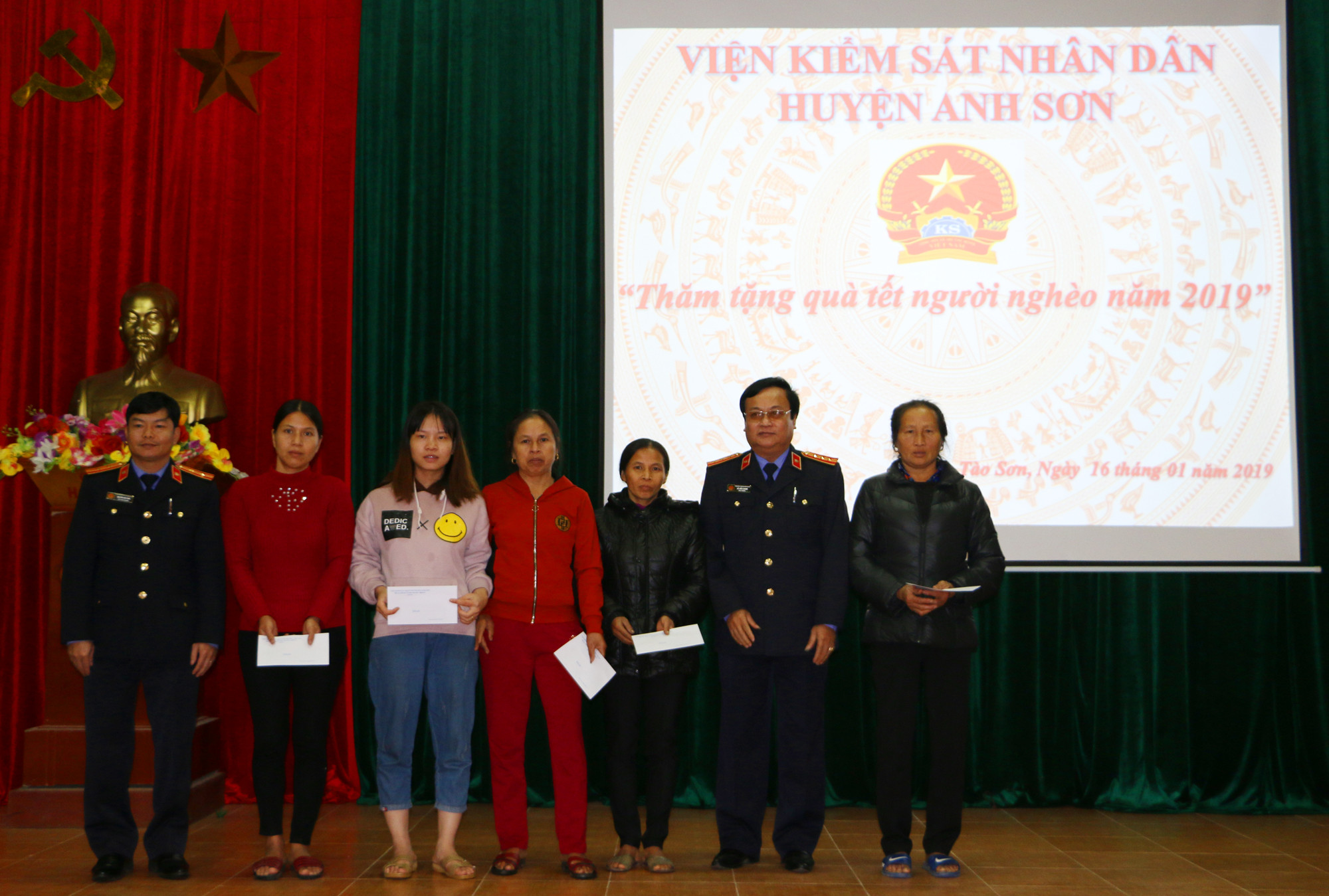 Đại diện Viện Kiểm sát nhân dân huyện trao 5 suất quà cho hộ nghèo đặc biệt khó khăn xã Tào Sơn. Ảnh: Nguyễn Hải