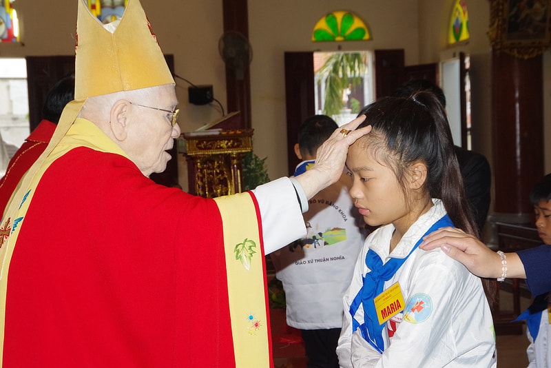 Thực hiện bí tích thêm sức