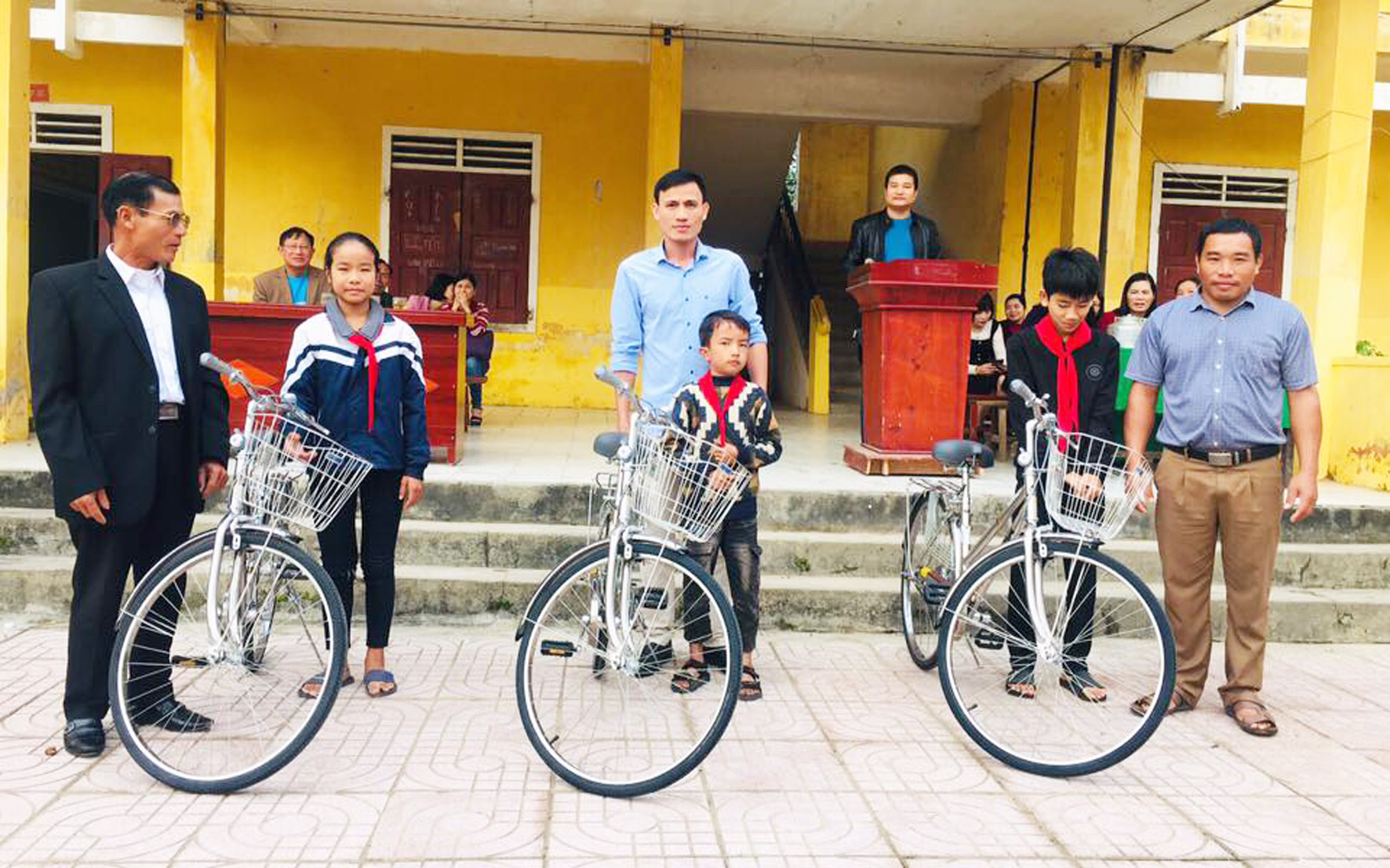 Trường THCS Diễn Kỷ - Diễn Châu tặng xe đạp cho những học sinh có hoàn cảnh khó khăn. Ảnh: Mỹ Hà