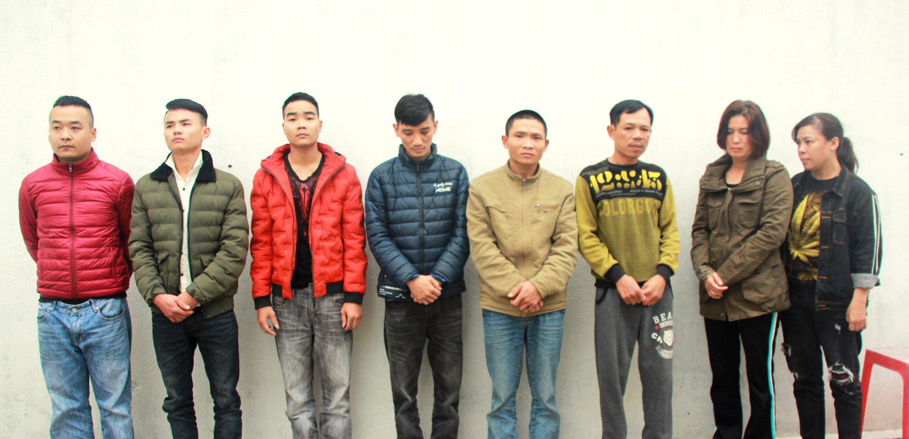 8 đối tượng có hành vi cưỡng đoạt tài sản vừa bị Công an huyện Hưng Nguyên bắt giữ. Ảnh: P.V