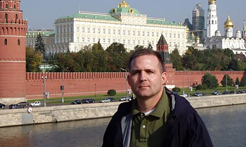 Paul Whelan tại trước Điện Kremlin ở Moskva năm 2007. Ảnh: Reuters.
