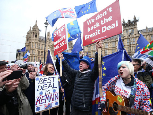 Người dân biểu tình phản đối thỏa thuận Brexit bên ngoài tòa nhà quốc hội Anh hôm 15/1. Ảnh: Independent.