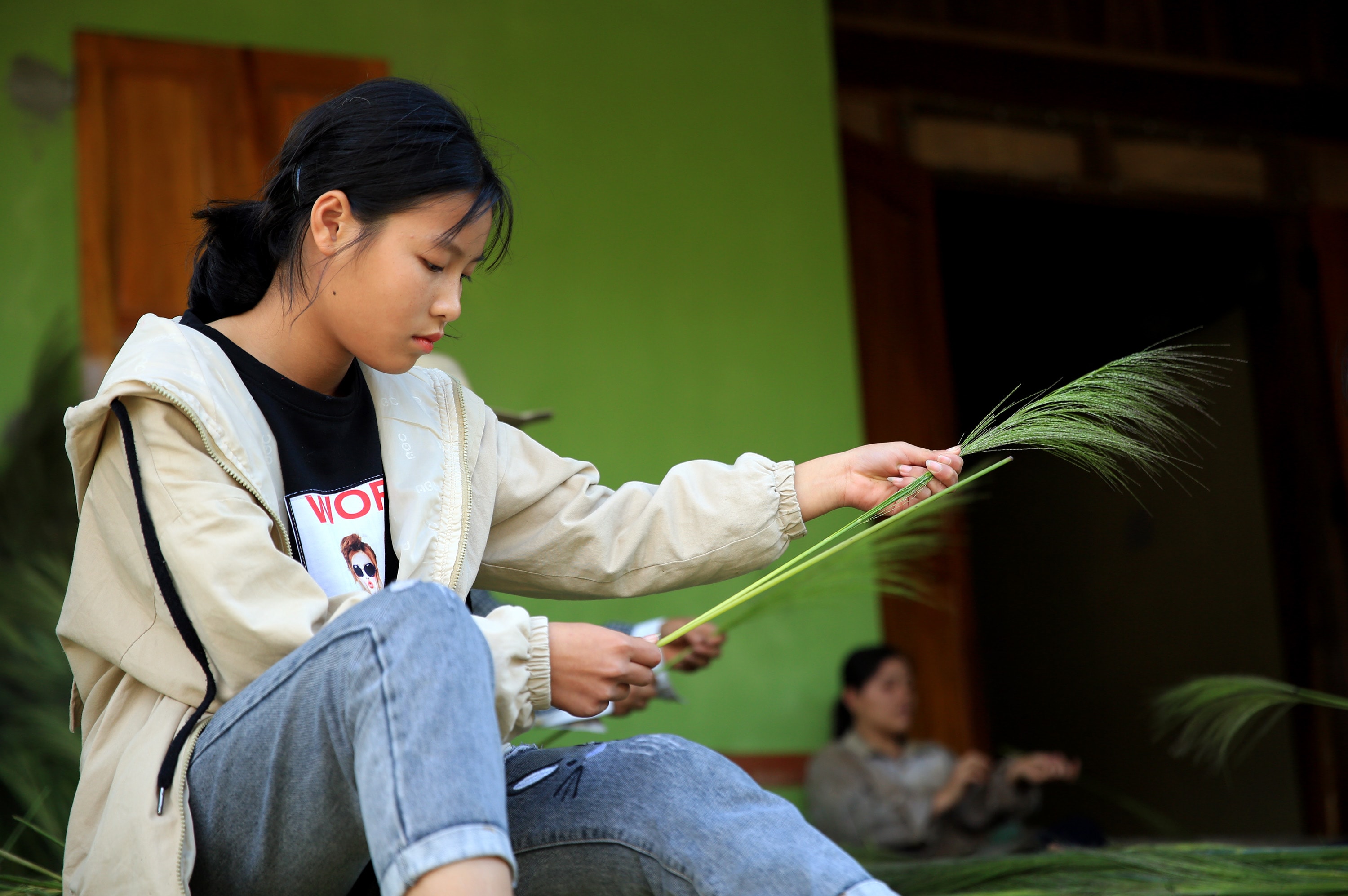 Cô nữ sinh trường THPT Kỳ Sơn tranh thủ sau giờ học làm thêm 