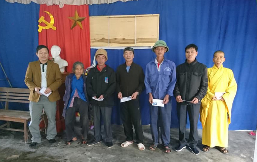 Đại diện chùa Cổ Am và chính quyền xã Diễn Hùng trao quà cho các hộ nghèo tại xã Diễn Hùng. Ảnh: Hồng Ân