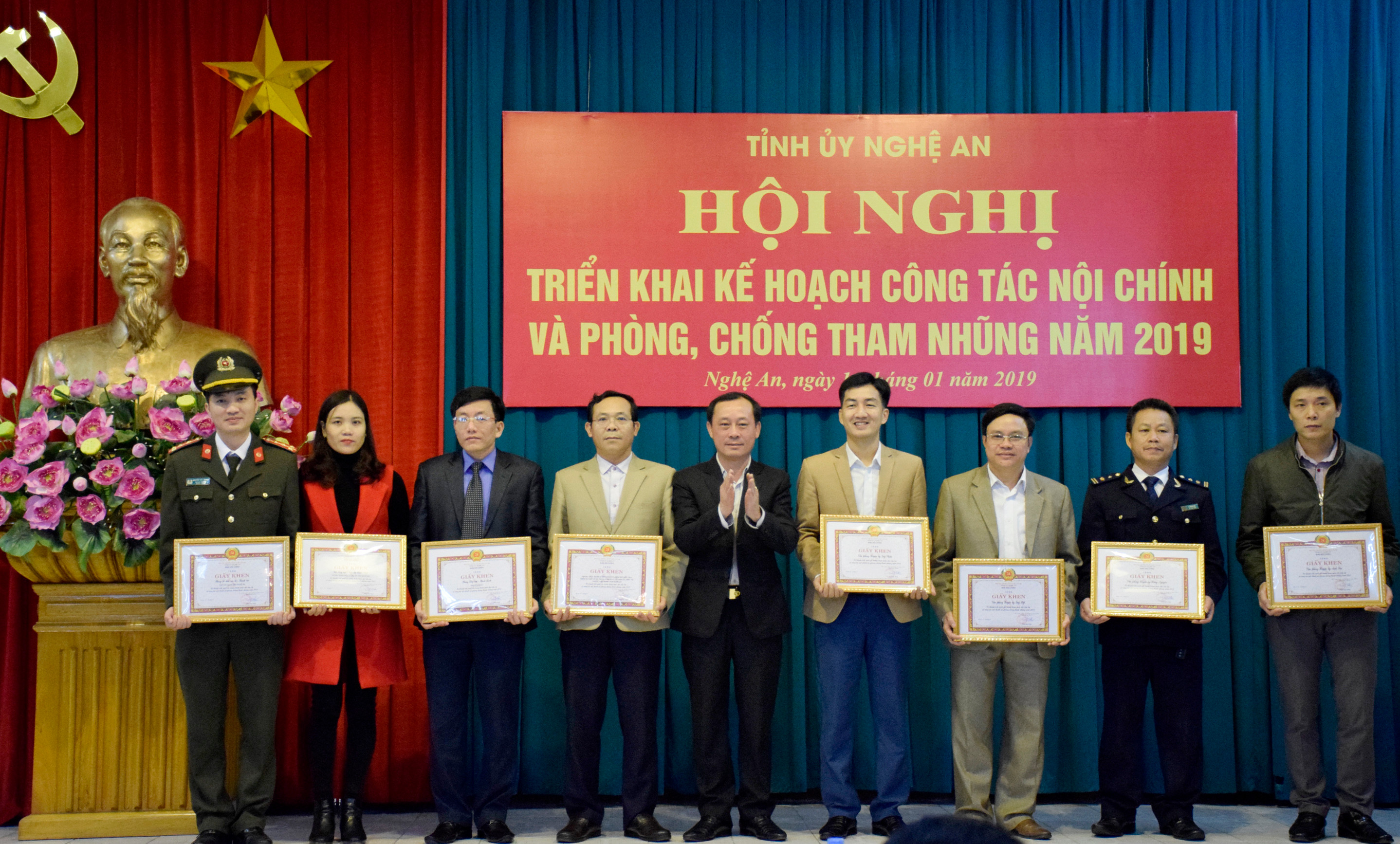Đồng chí Phan Đức Đồng - Trưởng Ban Nội chính Tỉnh ủy tặng giấy khen cho các đơn vị có thành tích trong công tác nội chính và phóng chống tham nhũng năm 2018. Ảnh: Phạm Bằng